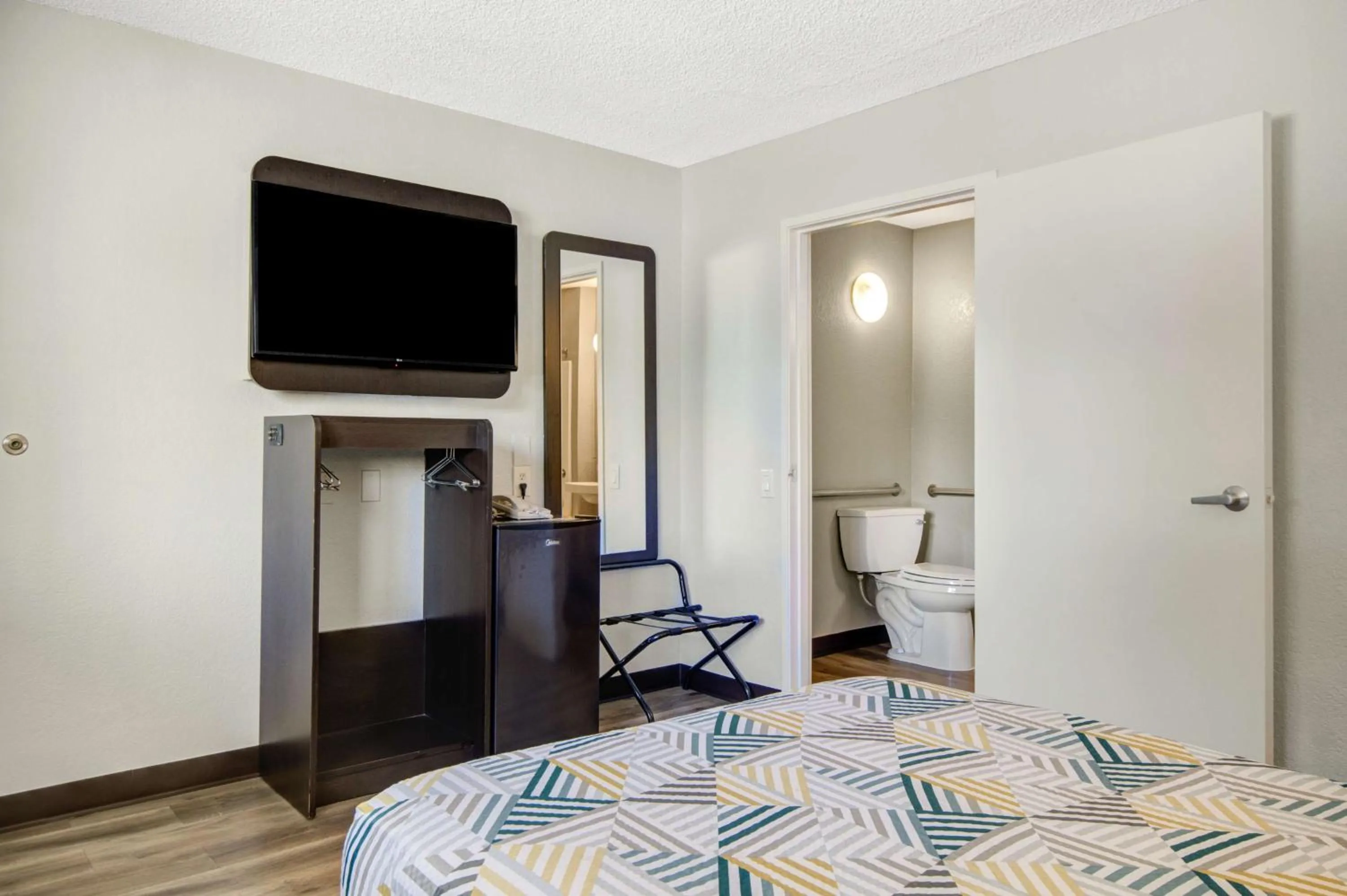 Bedroom, Bed in Motel 6-San Jose, CA - Airport