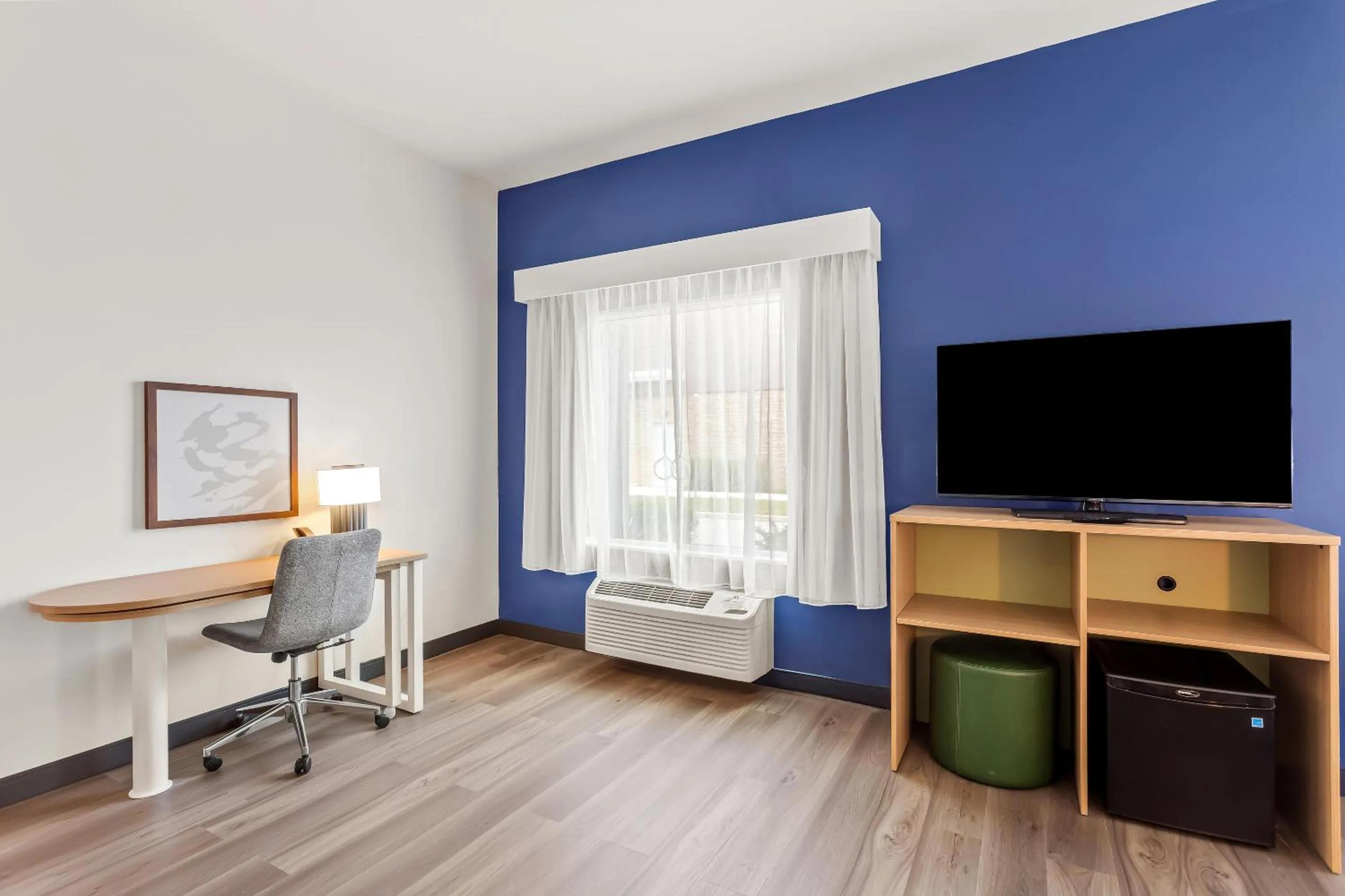 TV and multimedia in Spark By Hilton Oak Forest I-57