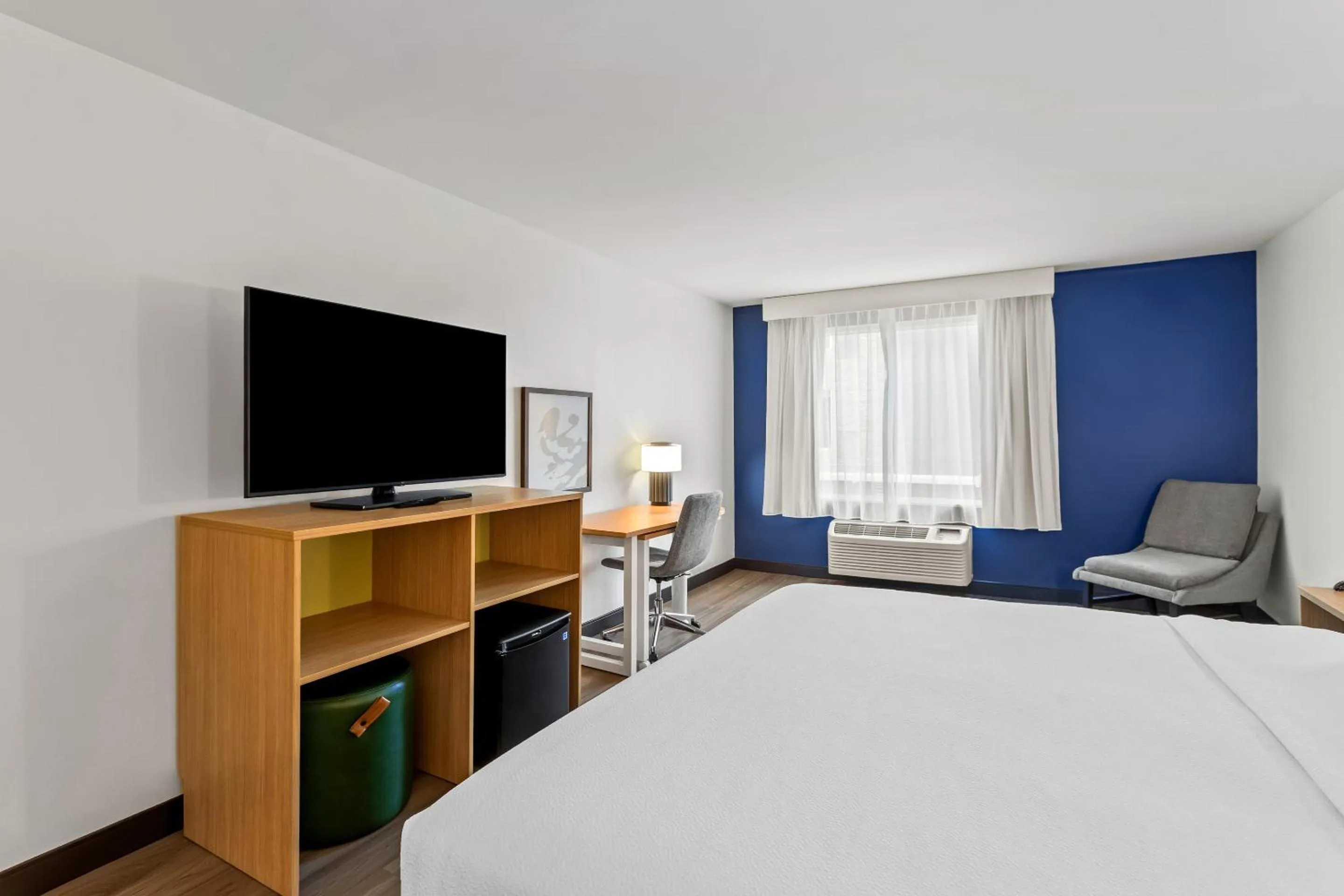 Bedroom, Bed in Spark By Hilton Oak Forest I-57