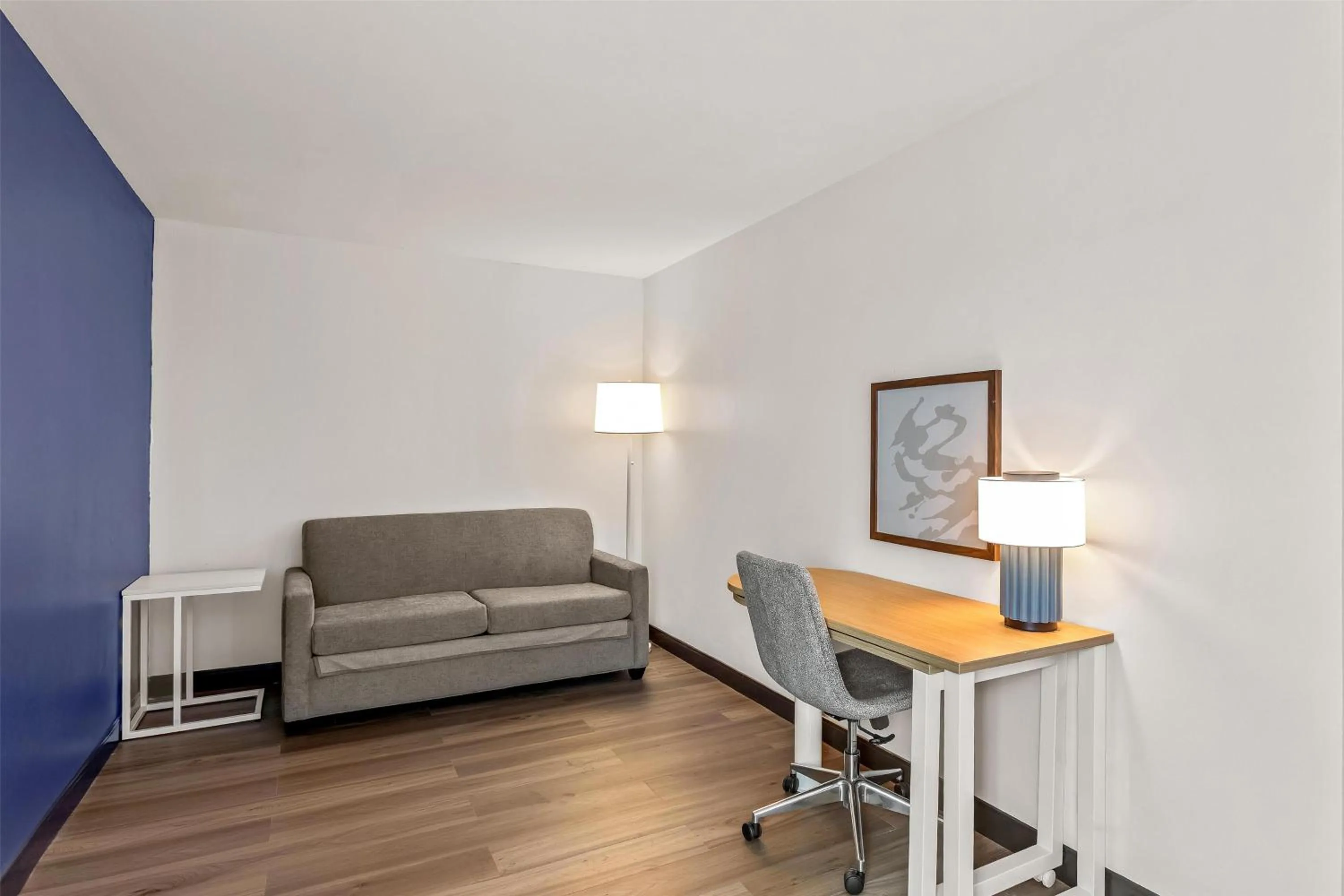 Living room in Spark By Hilton Oak Forest I-57