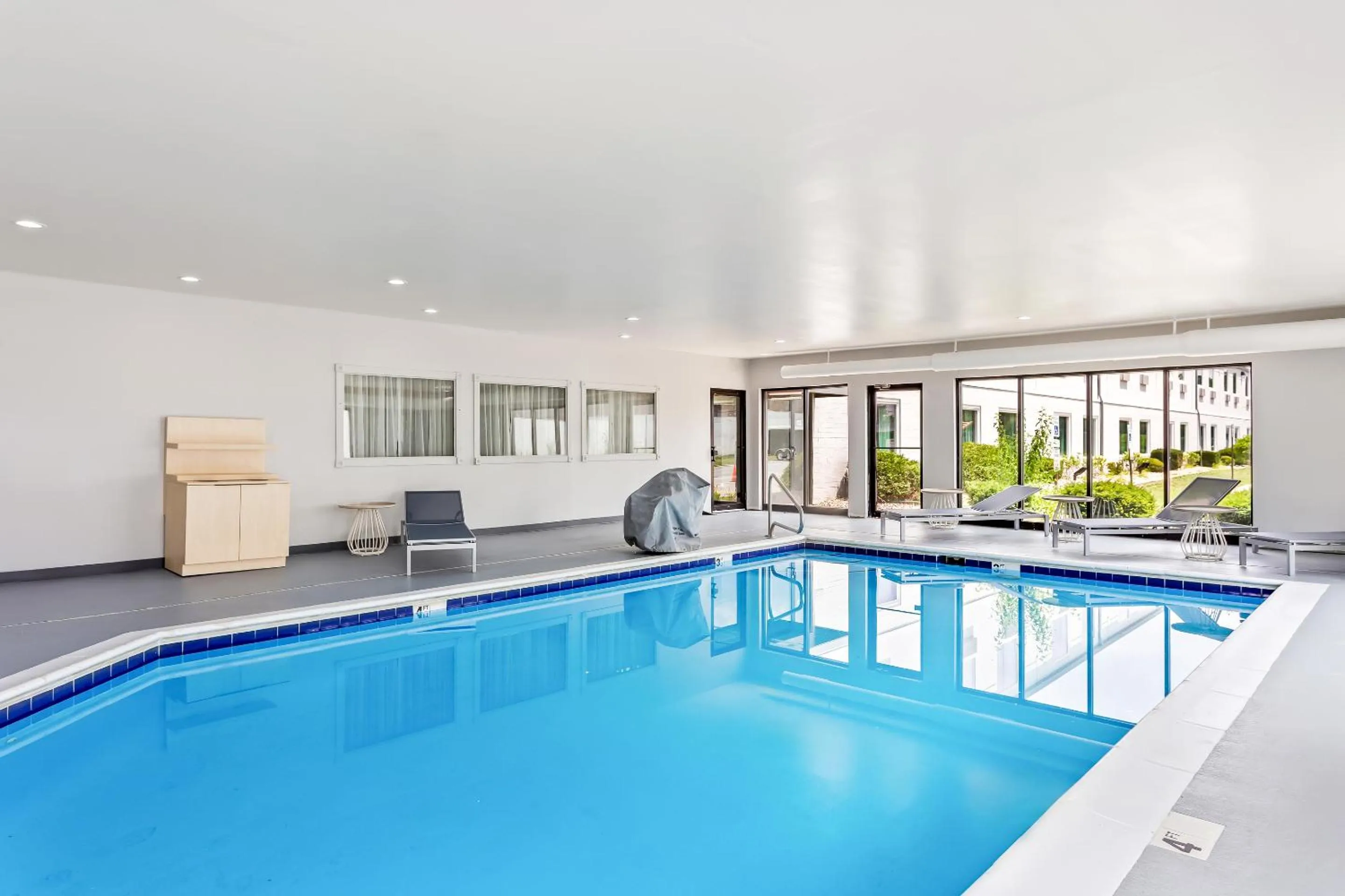 Swimming pool in Spark By Hilton Oak Forest I-57