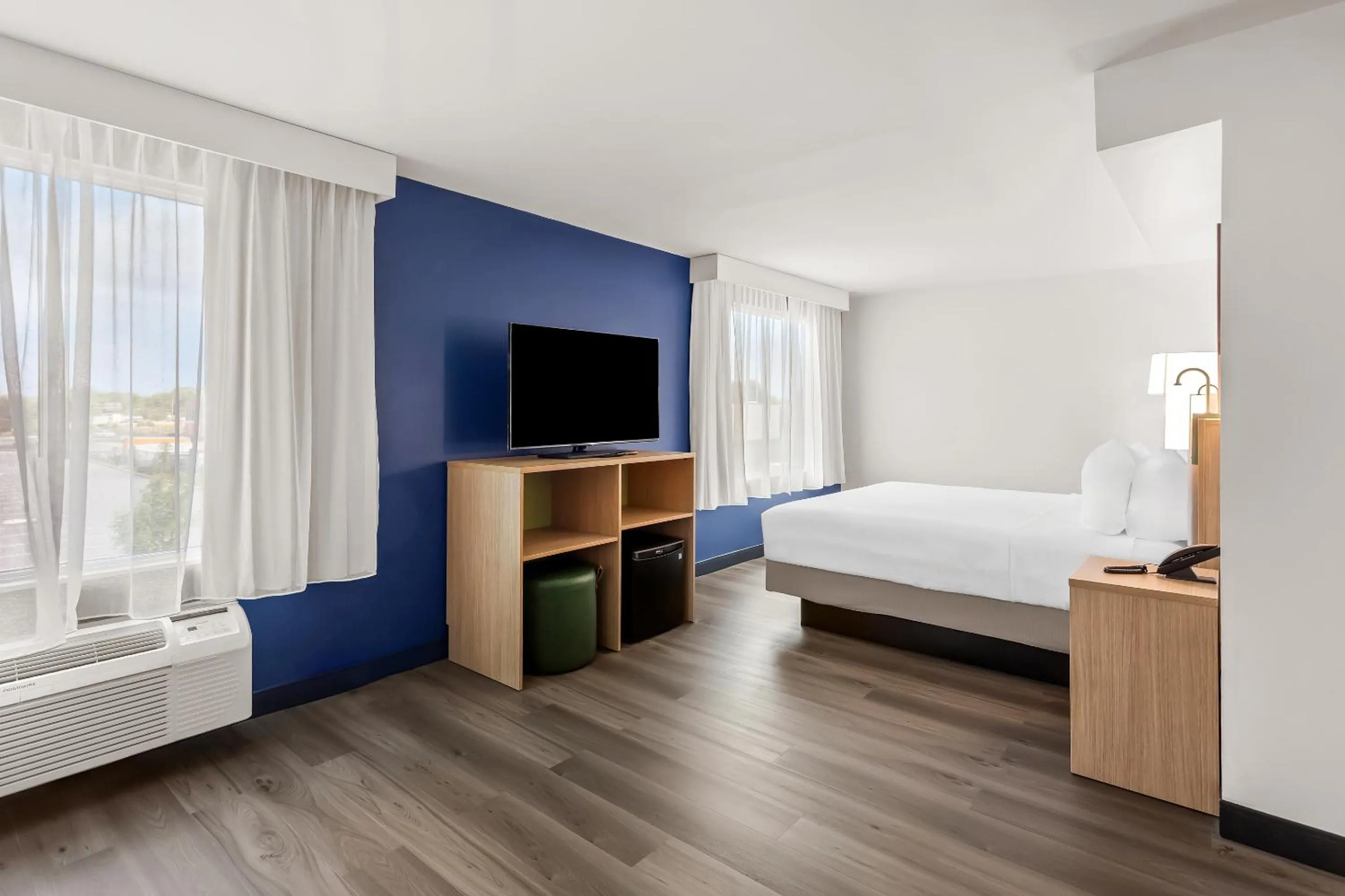 Bedroom, Bed in Spark By Hilton Oak Forest I-57