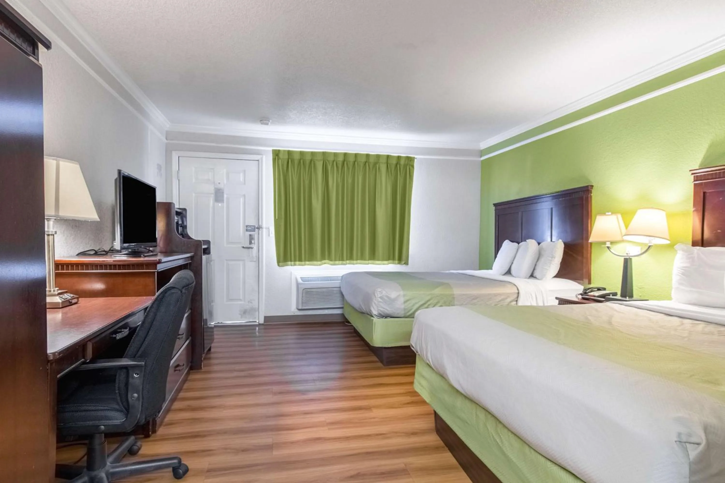 TV and multimedia, Bed in Motel 6-Kingsburg, CA