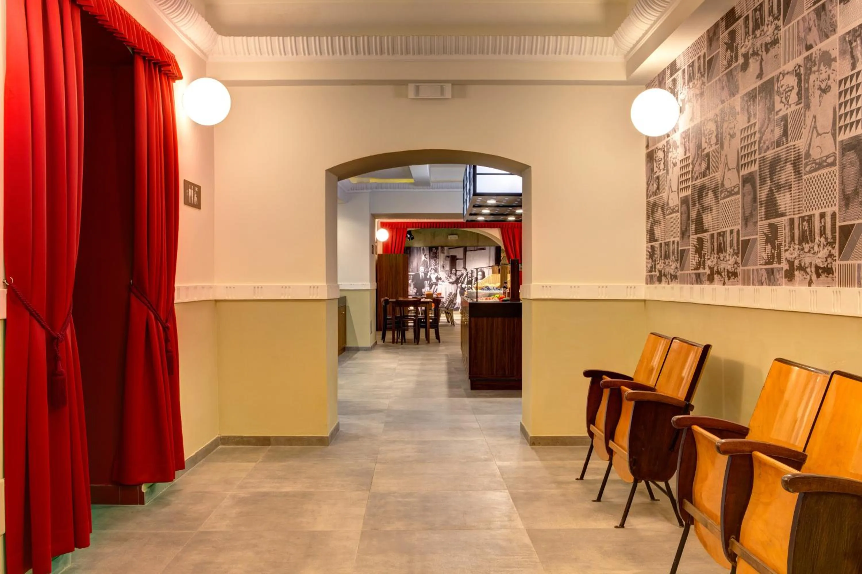 Lobby or reception in MEININGER Roma Termini