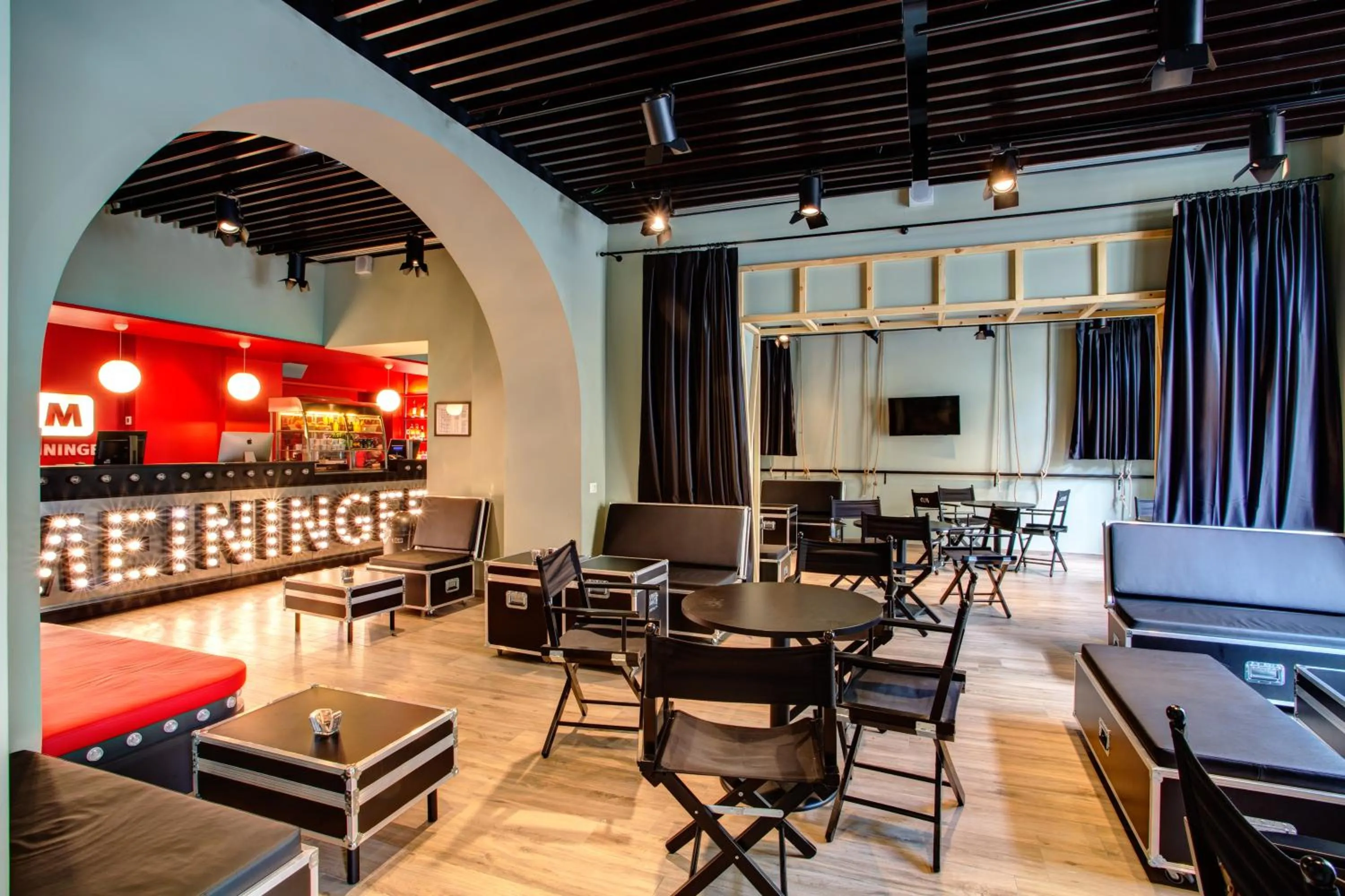 Lobby or reception in MEININGER Roma Termini