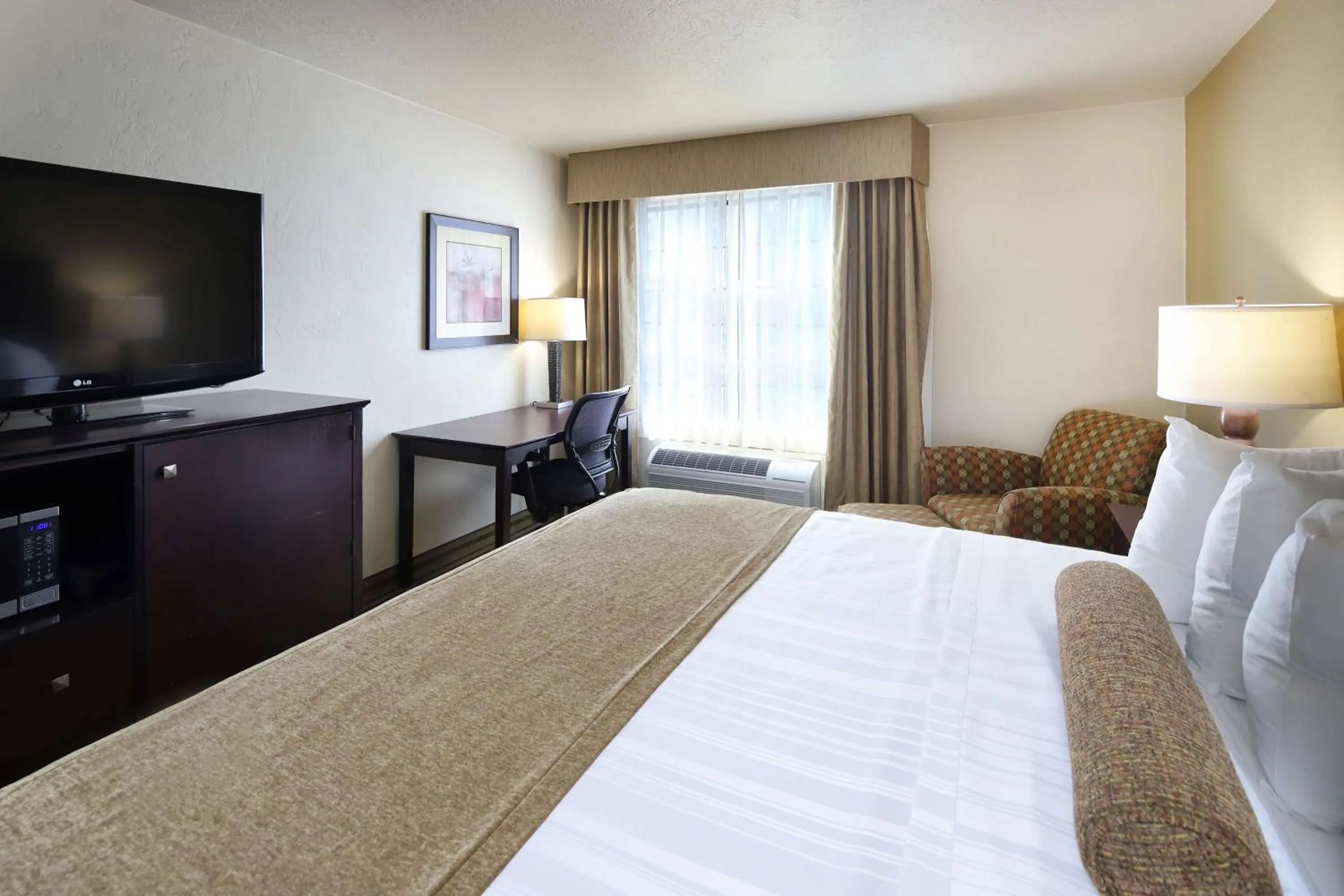 Photo of the whole room, Bed in Best Western Tucson Intl Airport Hotel & Suites