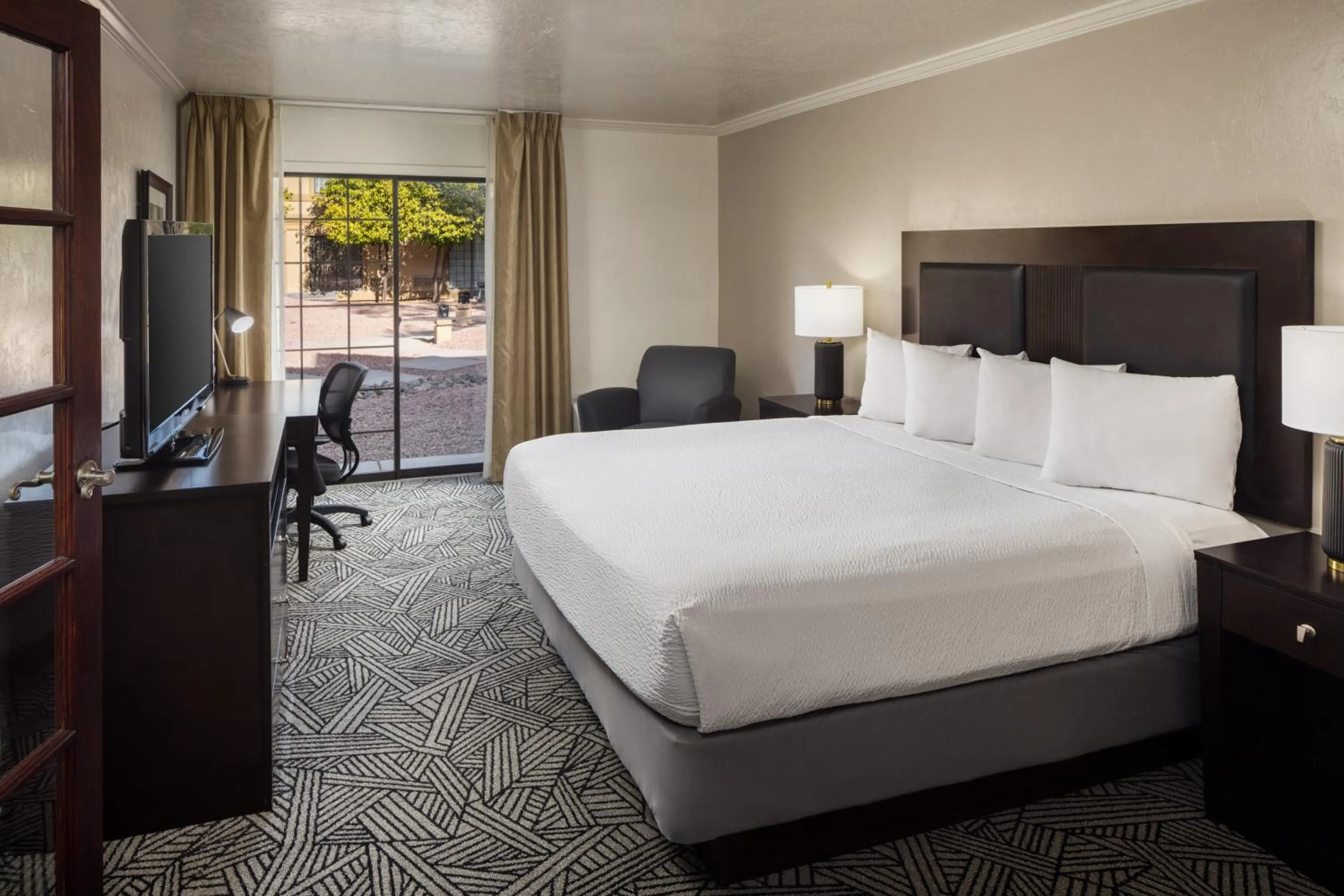 Bed in Wyndham Tucson Airport Hotel & Conference Center