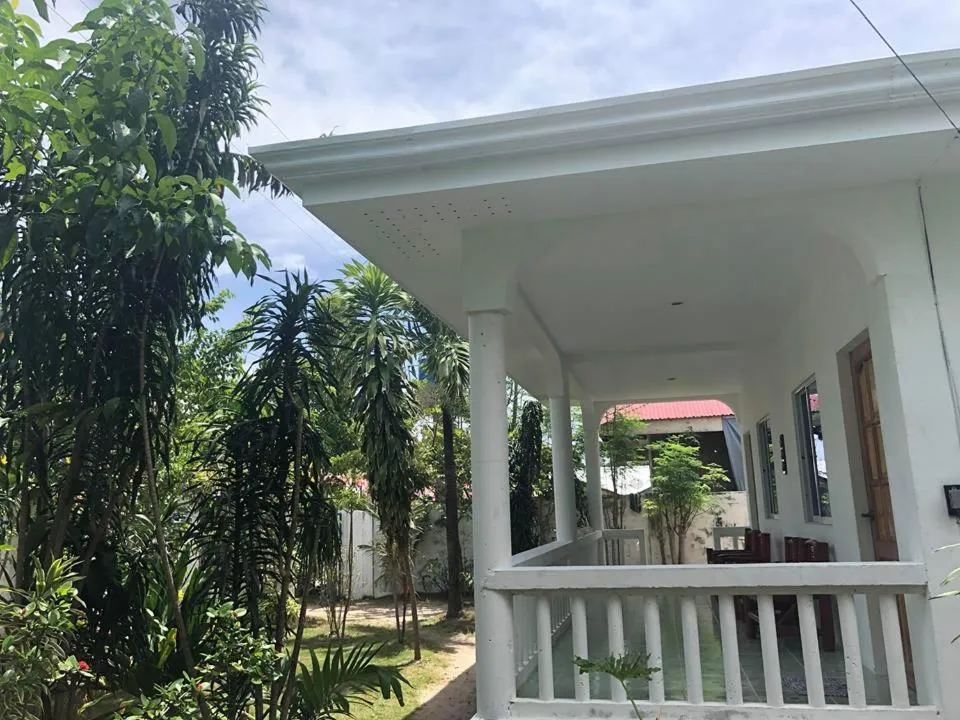 Property building in Genna's Tourist Inn Santa Fe