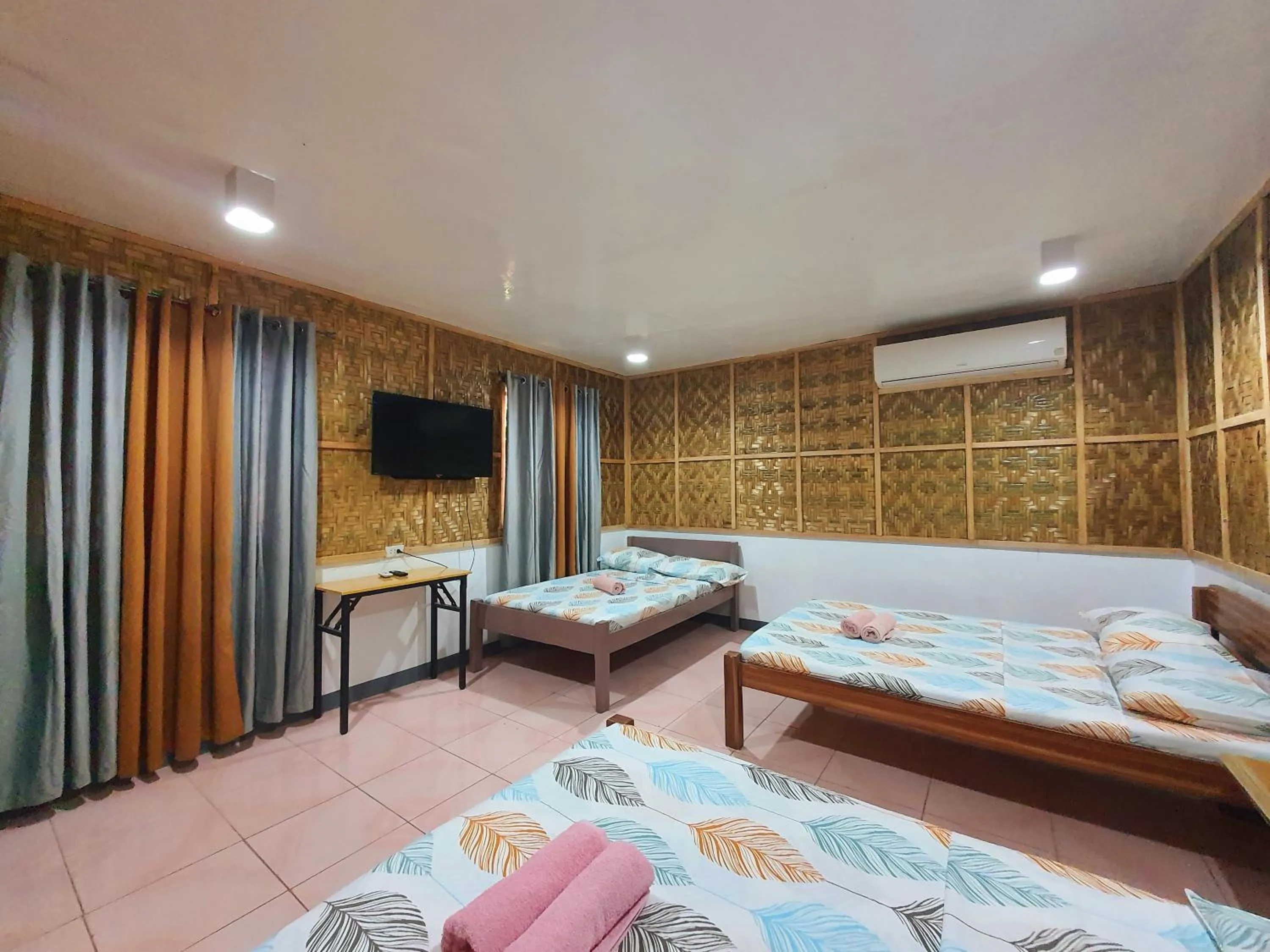 TV and multimedia, Bed in Genna's Tourist Inn Santa Fe