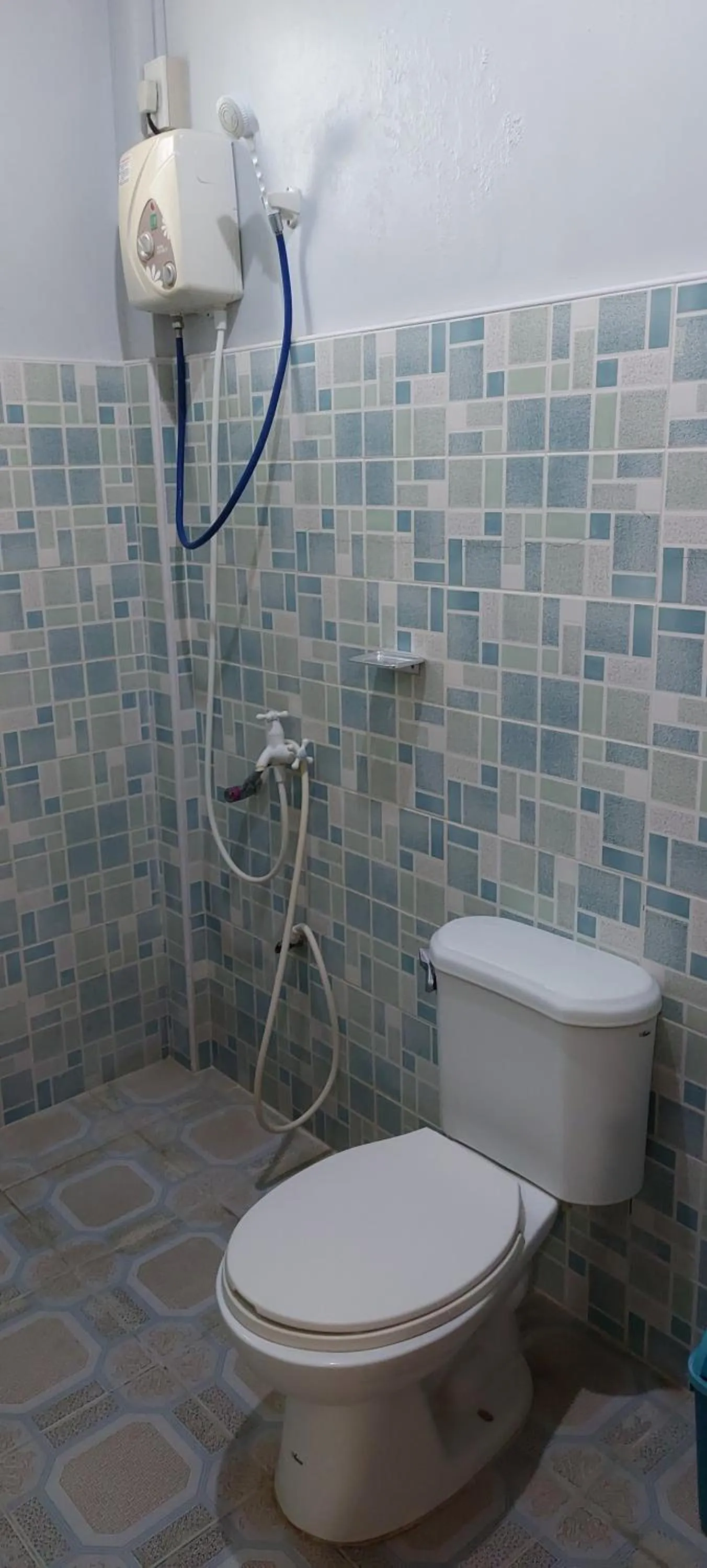 Shower in Genna's Tourist Inn Santa Fe