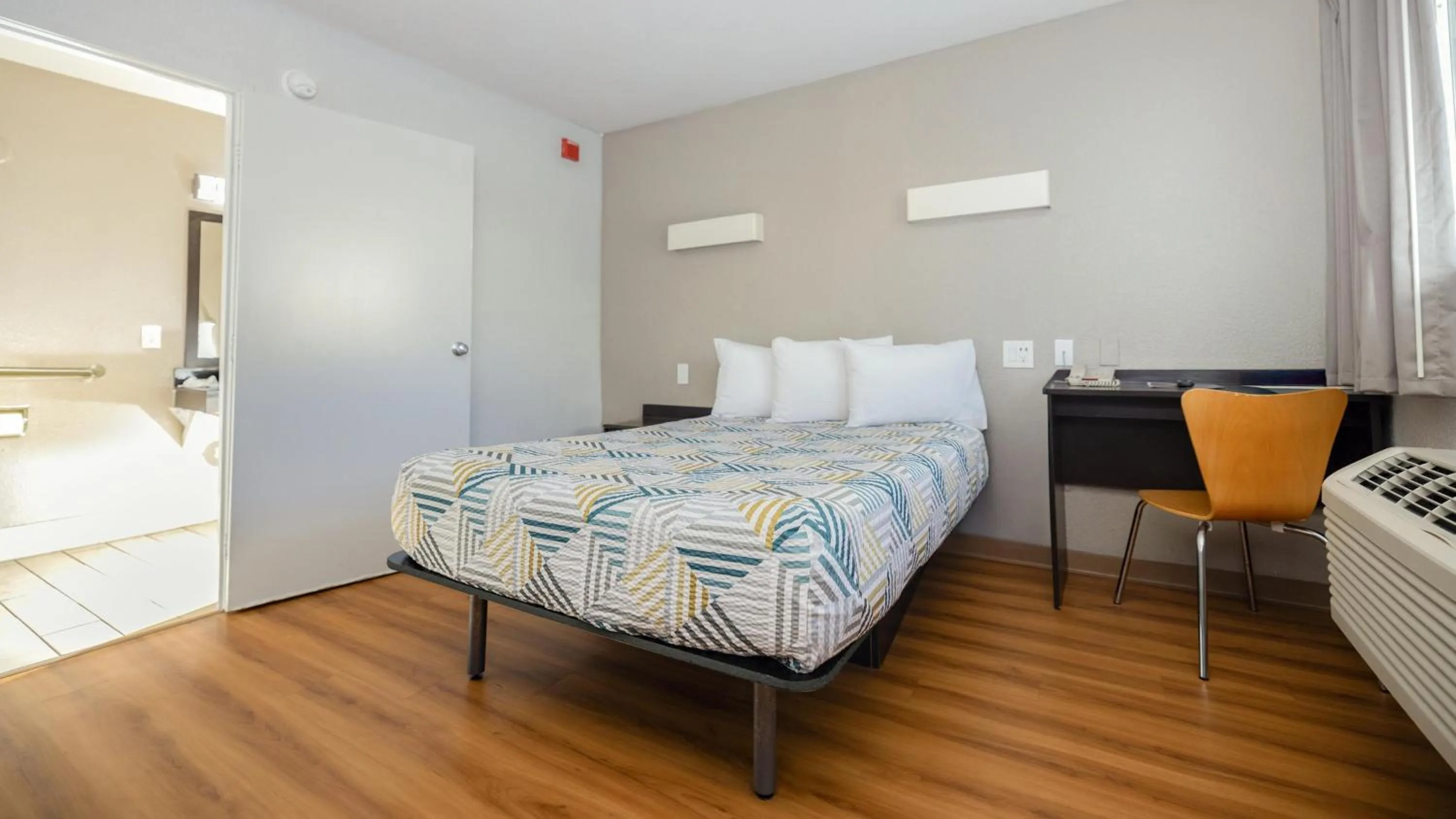 Bedroom, Bed in Motel 6 Ontario, CA - Airport