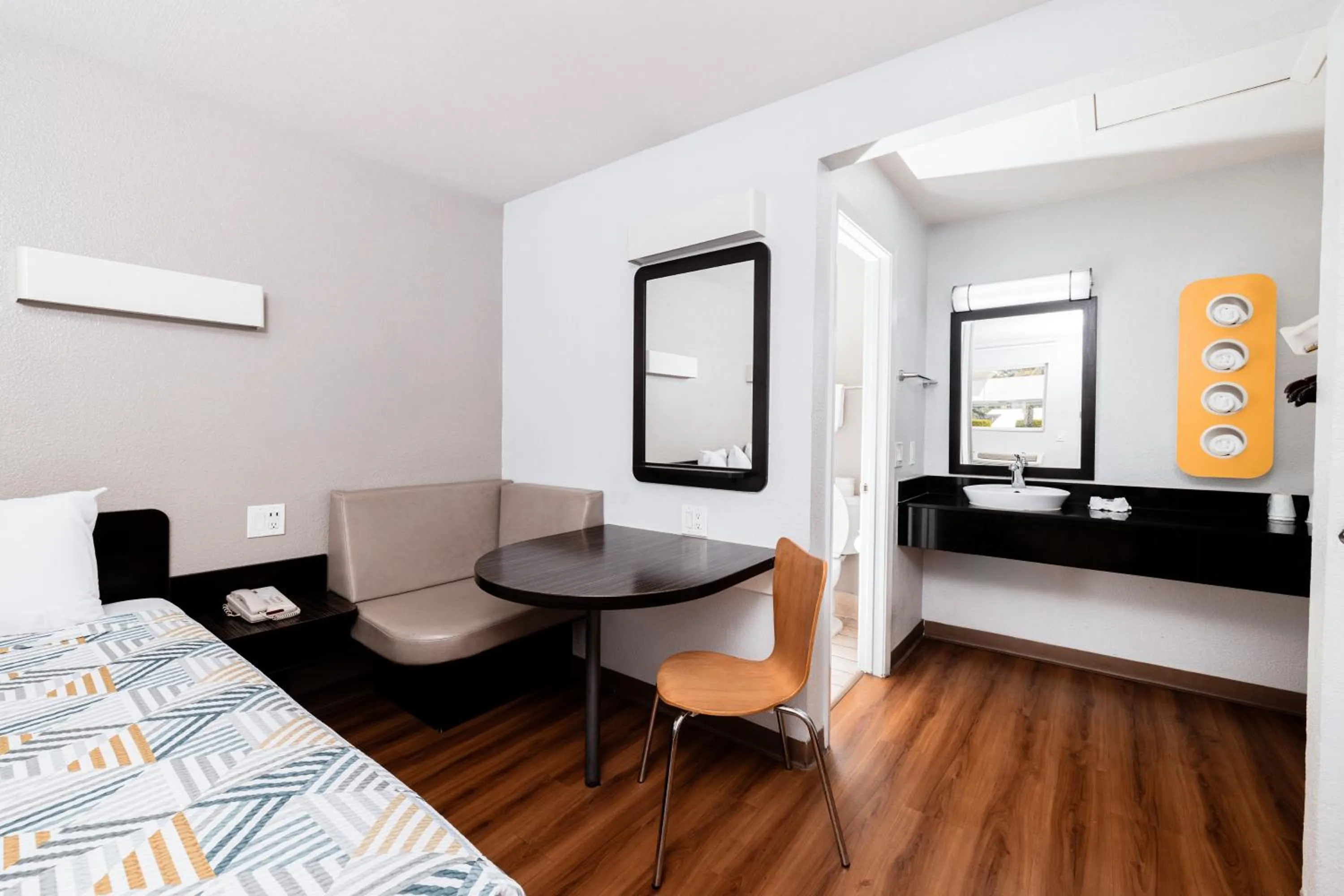 Bedroom, Bed in Motel 6 Ontario, CA - Airport