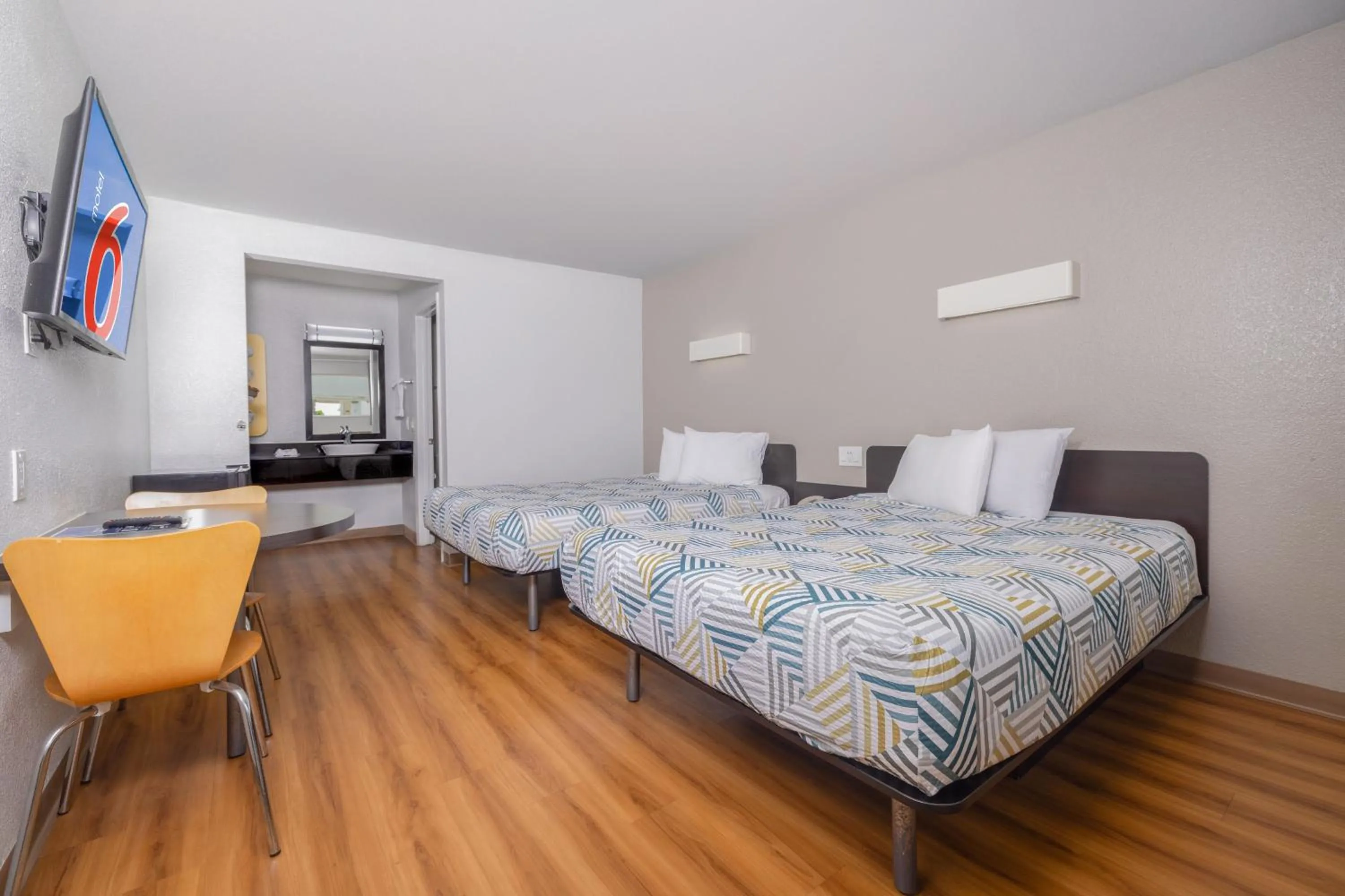 Bedroom, Bed in Motel 6 Ontario, CA - Airport