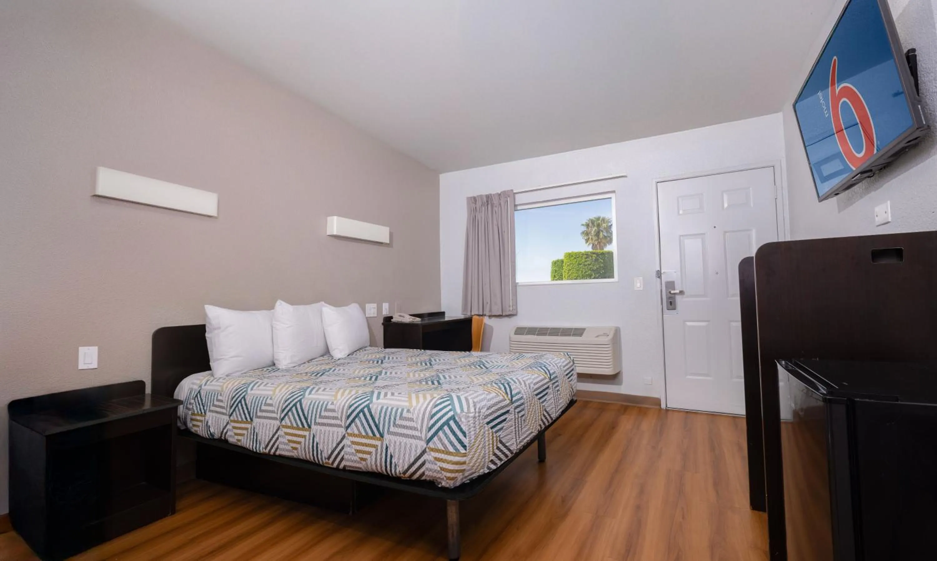 Bedroom, Bed in Motel 6 Ontario, CA - Airport