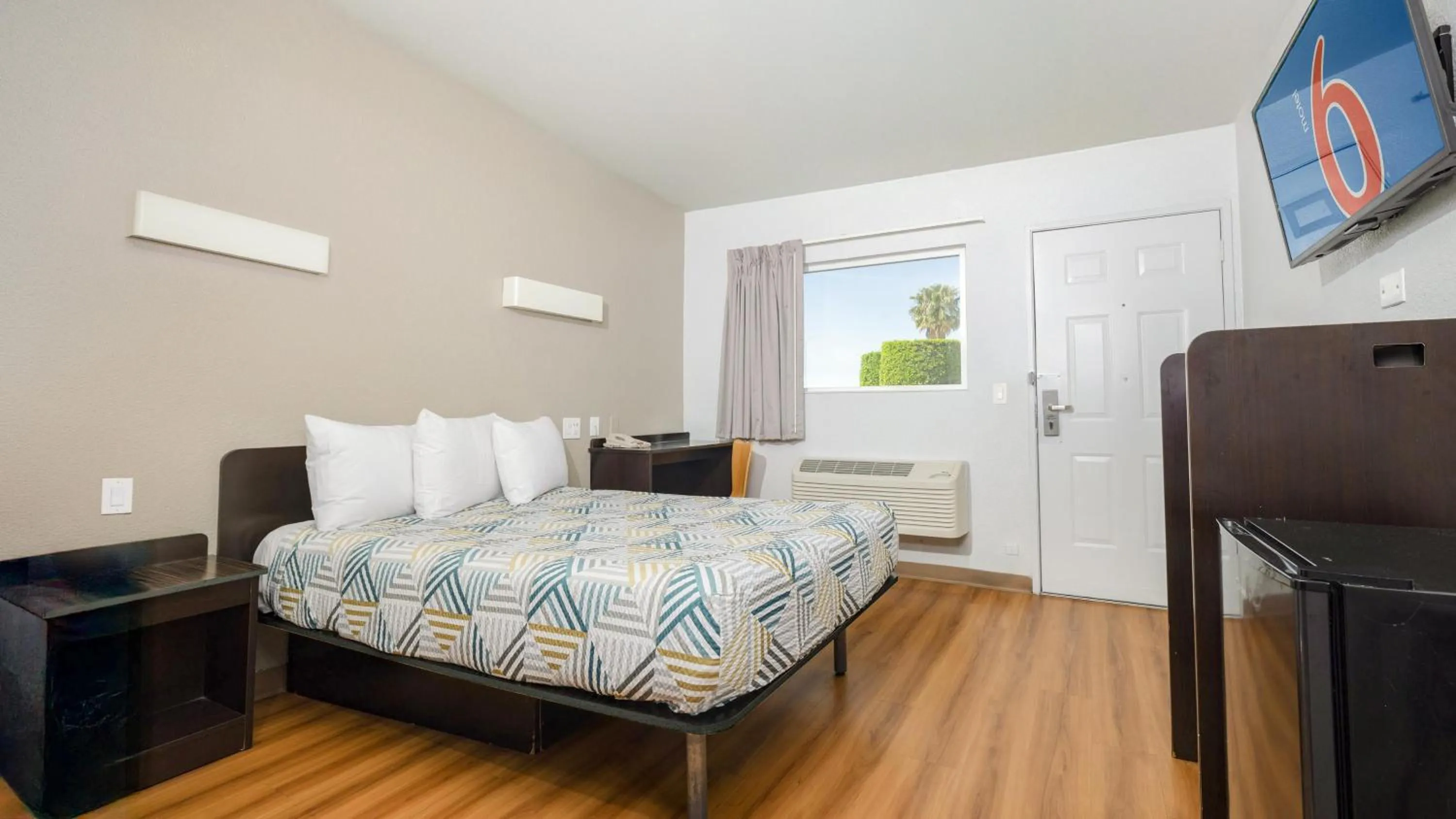 Bedroom, Bed in Motel 6 Ontario, CA - Airport