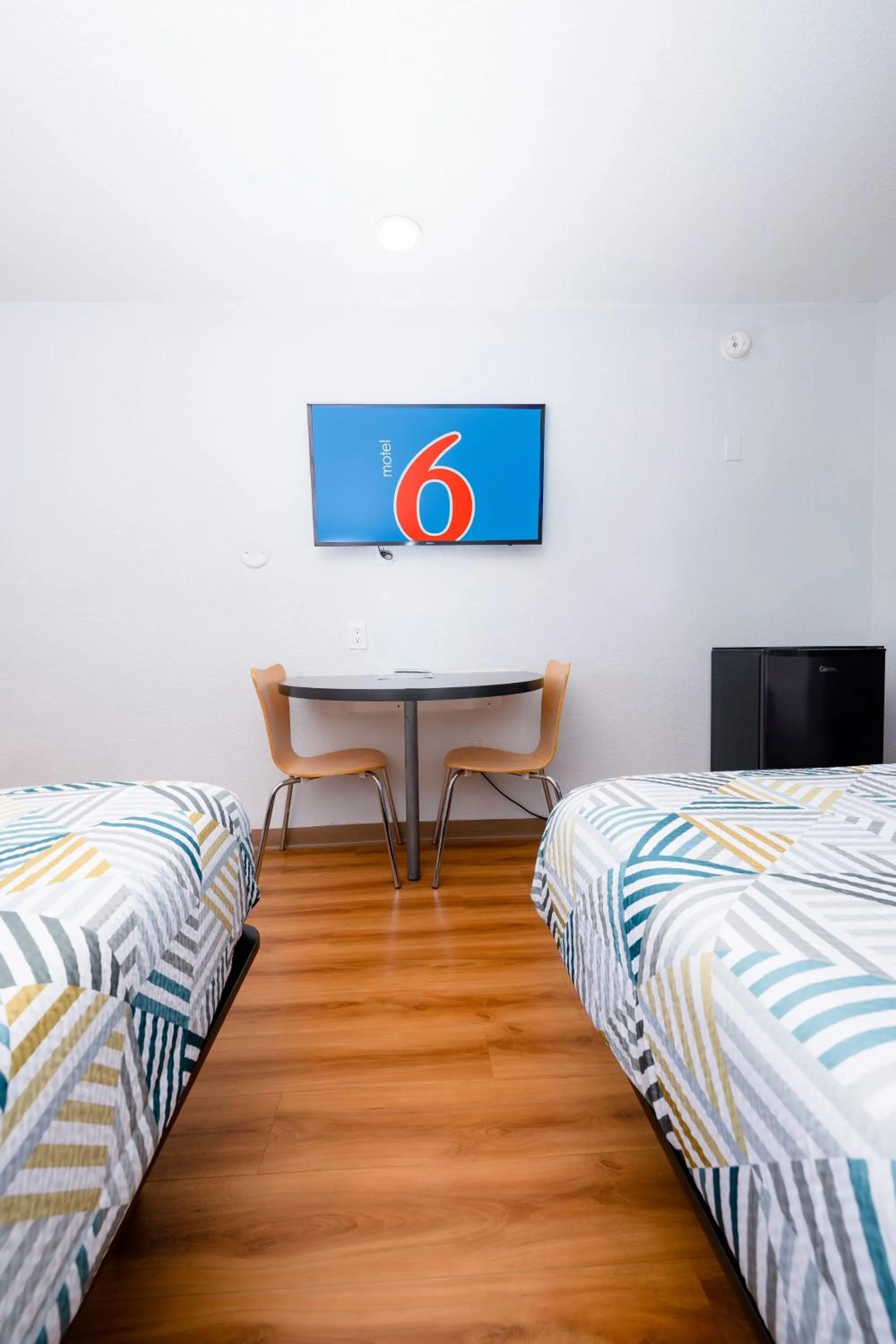 Bedroom, Bed in Motel 6 Ontario, CA - Airport