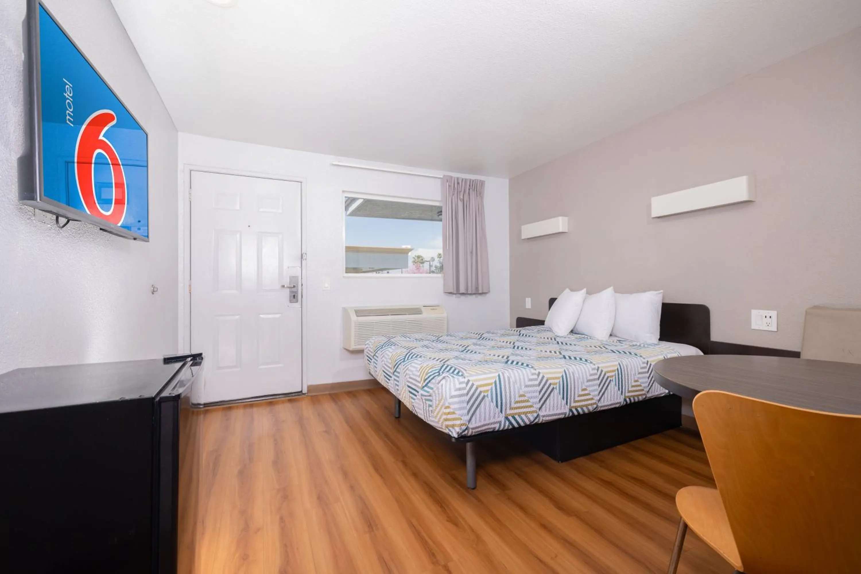 Bedroom, Bed in Motel 6 Ontario, CA - Airport