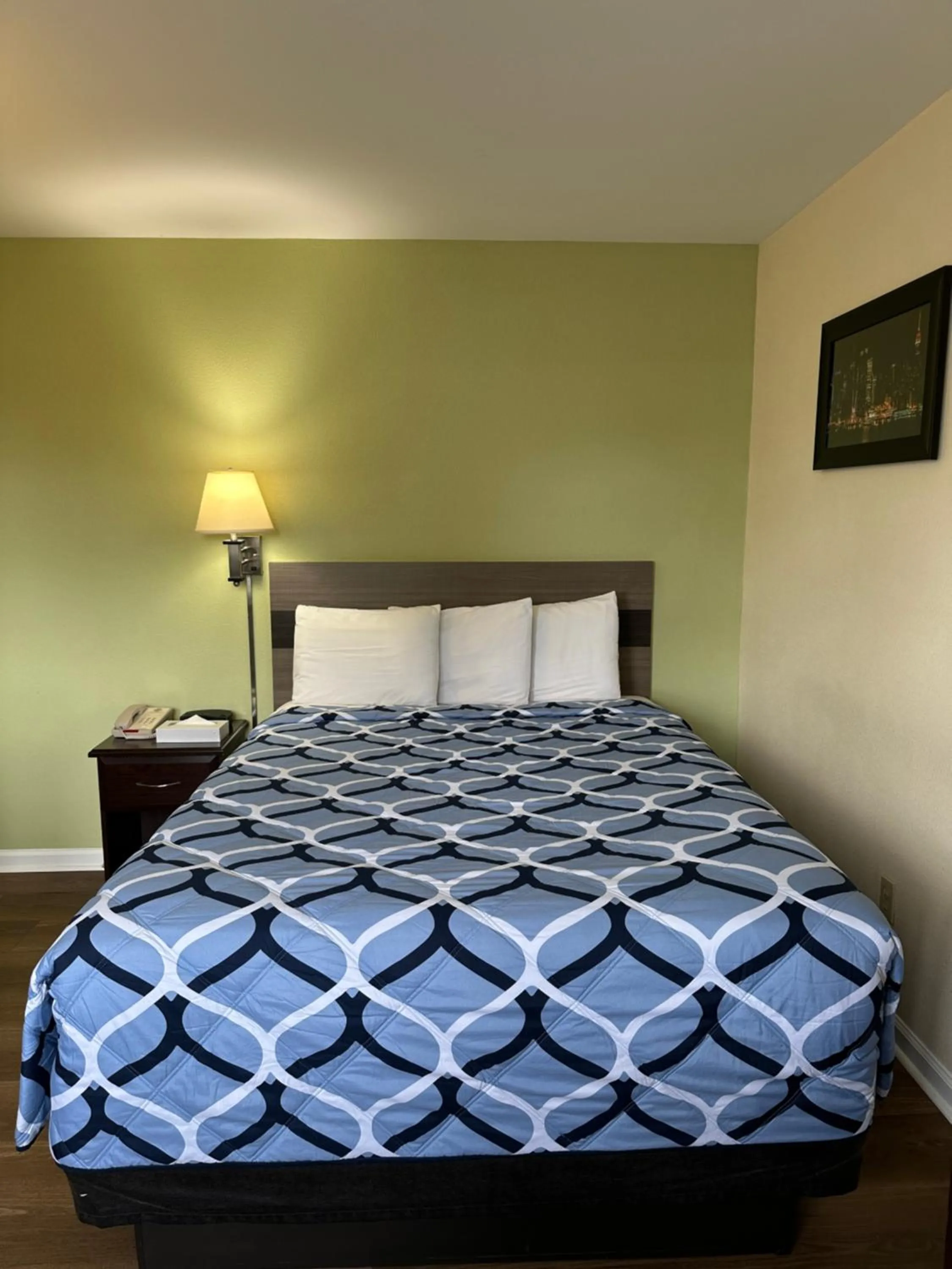 Bed in Sea Girt Lodge