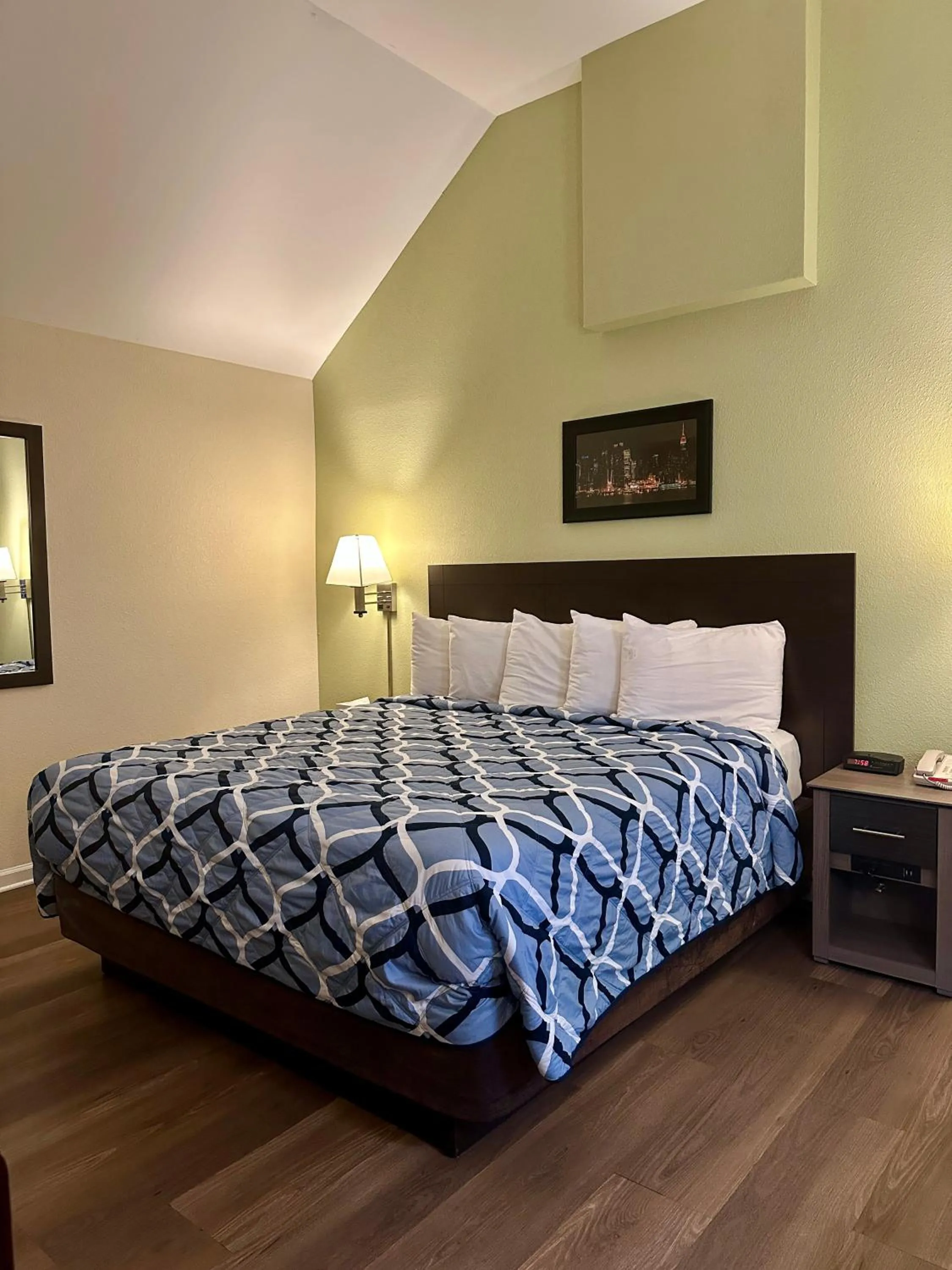 Bed in Sea Girt Lodge