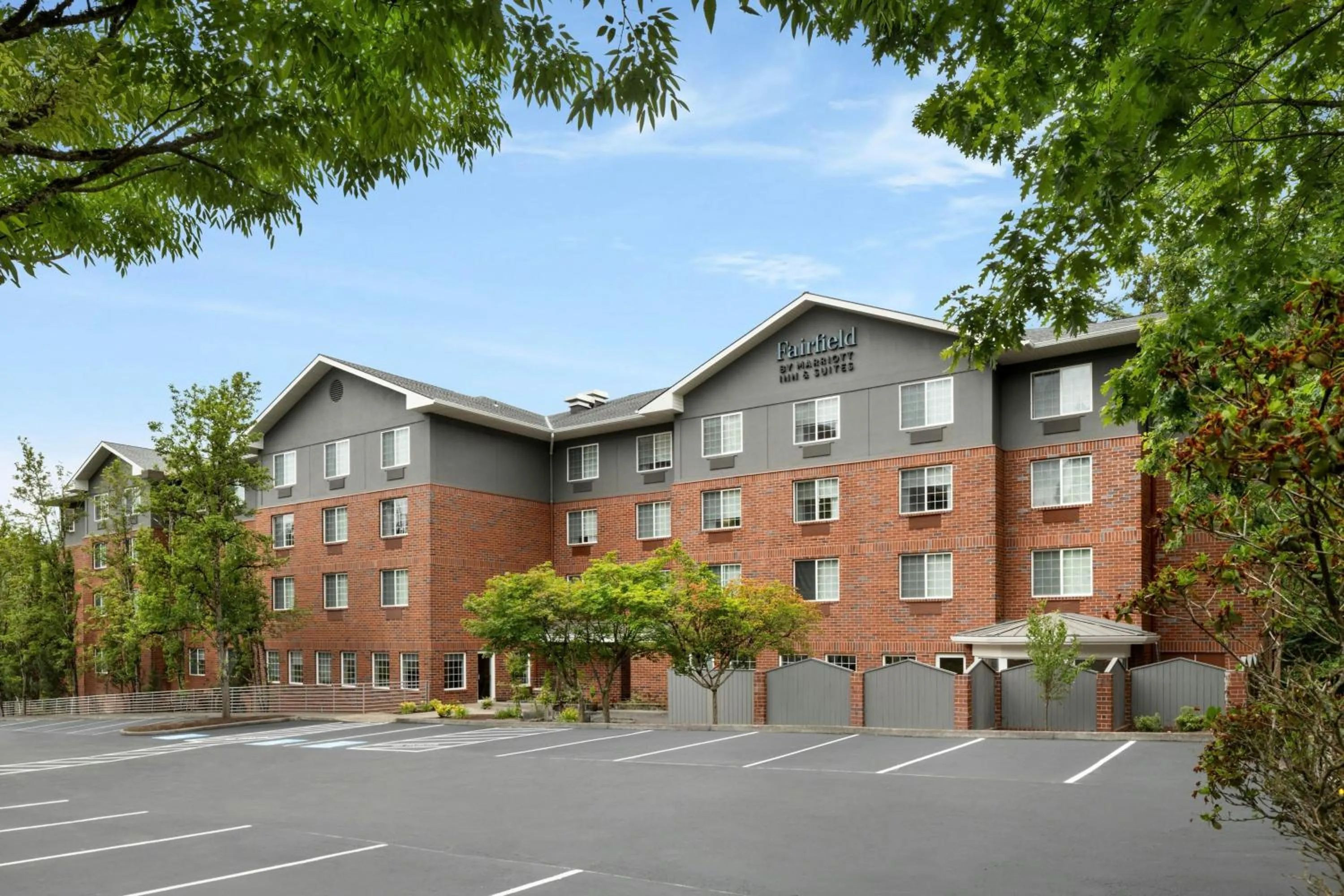 Property building in Fairfield Inn & Suites Portland South/Lake Oswego