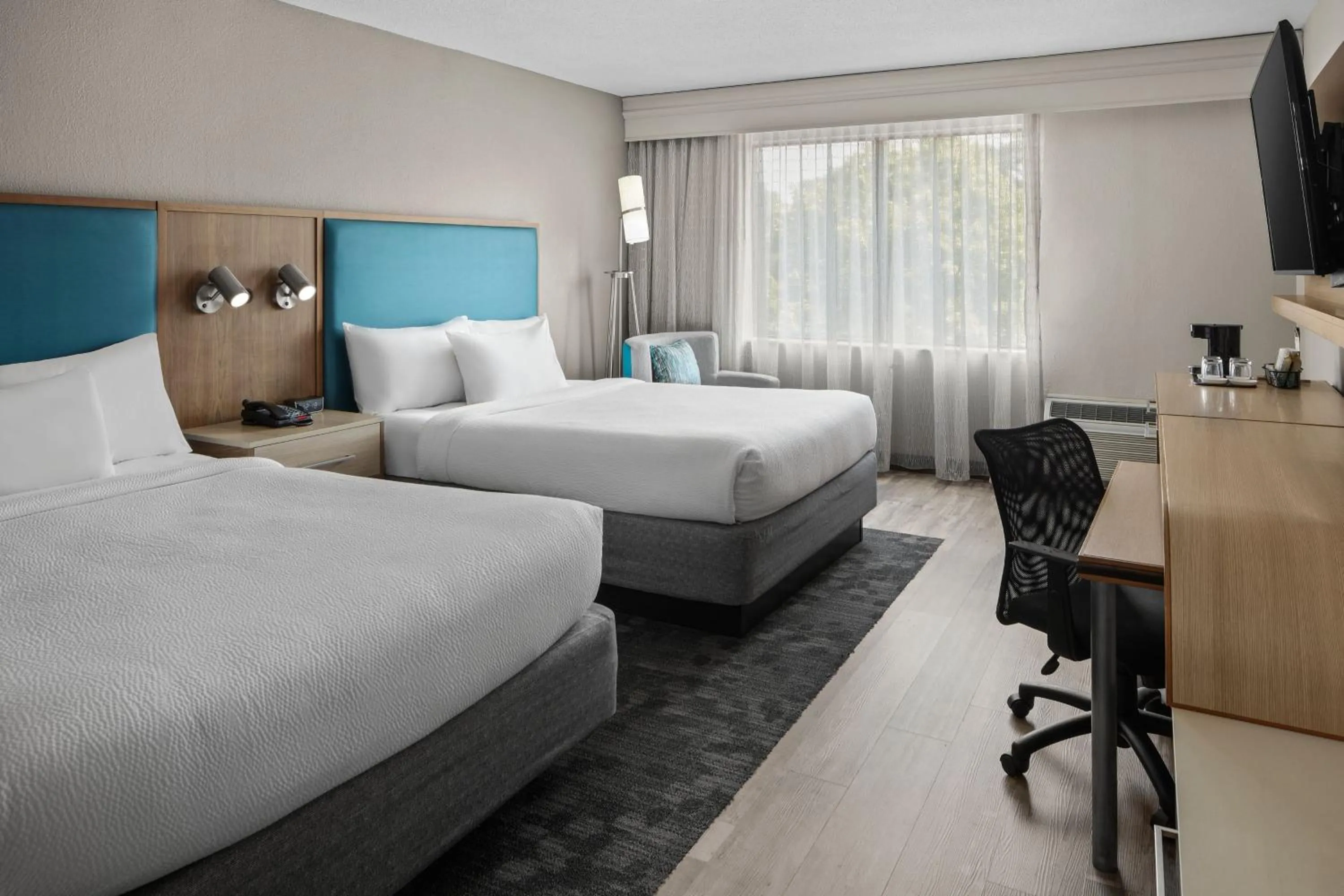 Photo of the whole room, Bed in Courtyard Newport News Yorktown