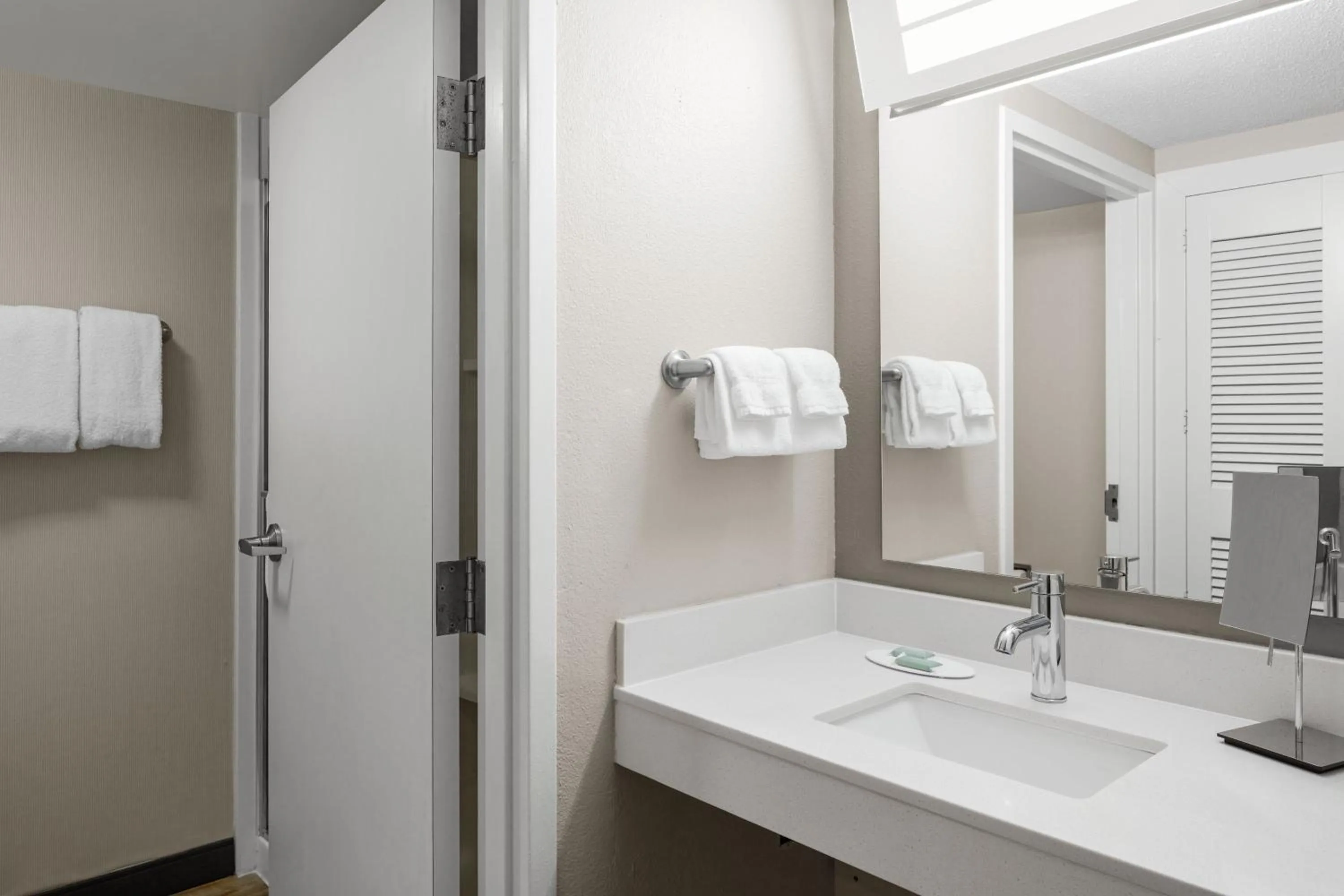 Bathroom in Courtyard Newport News Yorktown