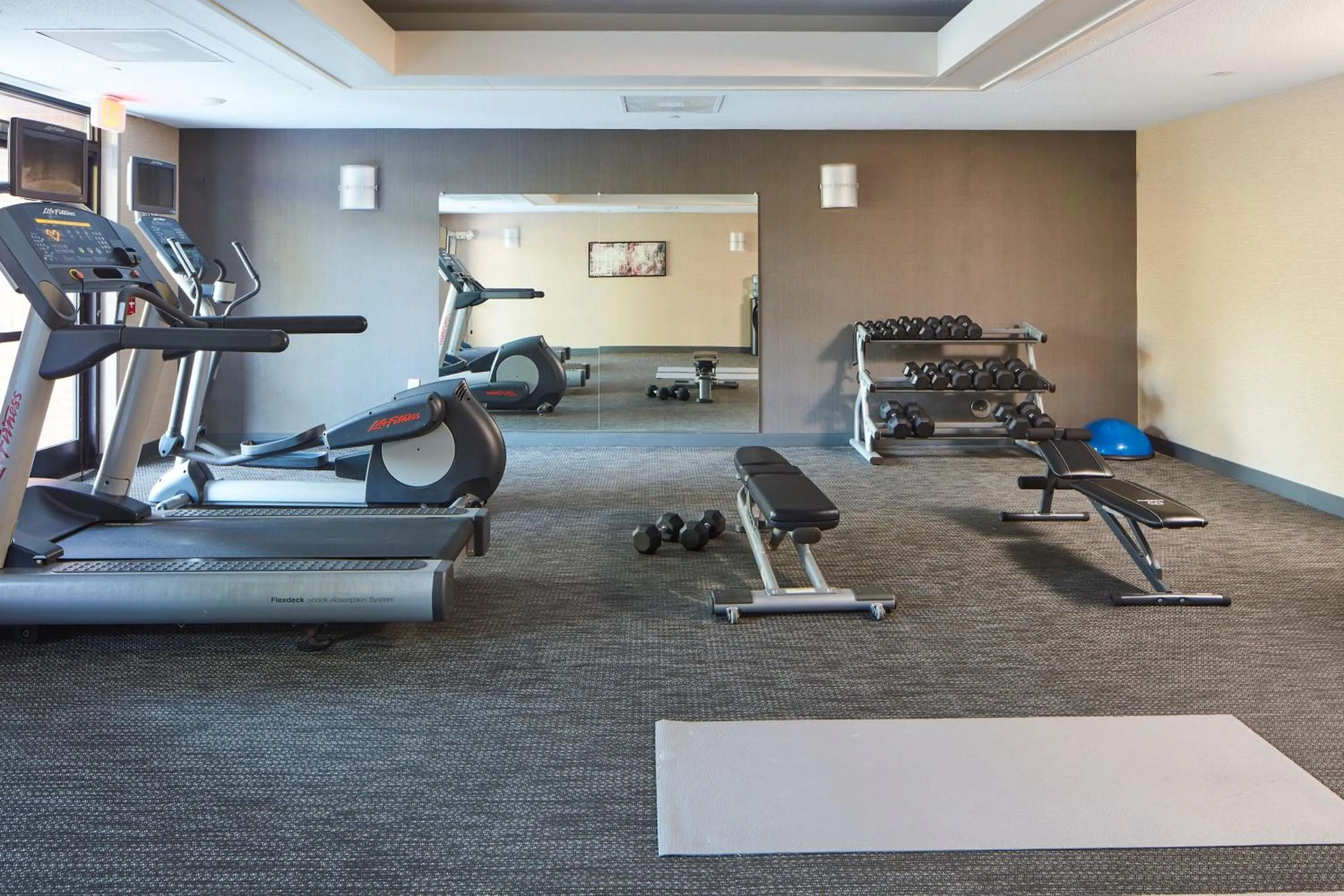 Fitness centre/facilities in Courtyard Newport News Yorktown