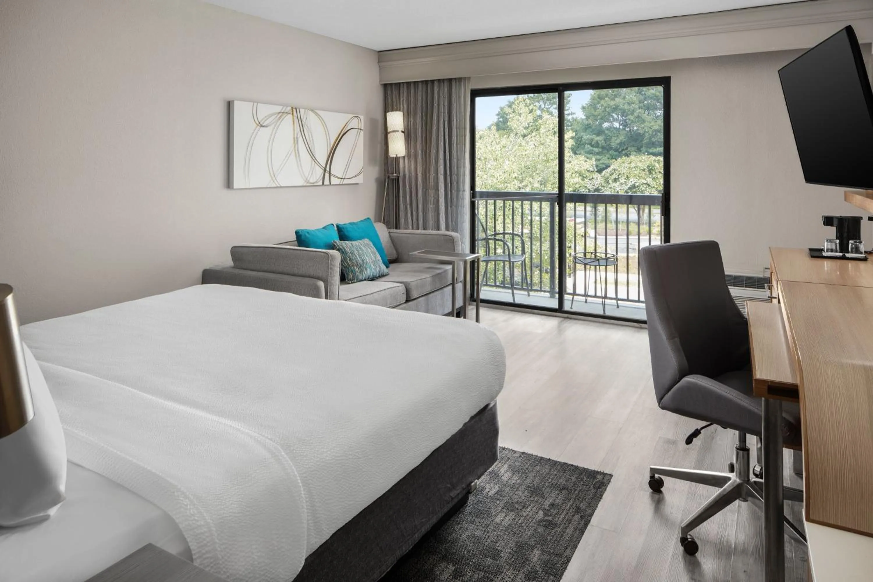 Photo of the whole room, Bed in Courtyard Newport News Yorktown