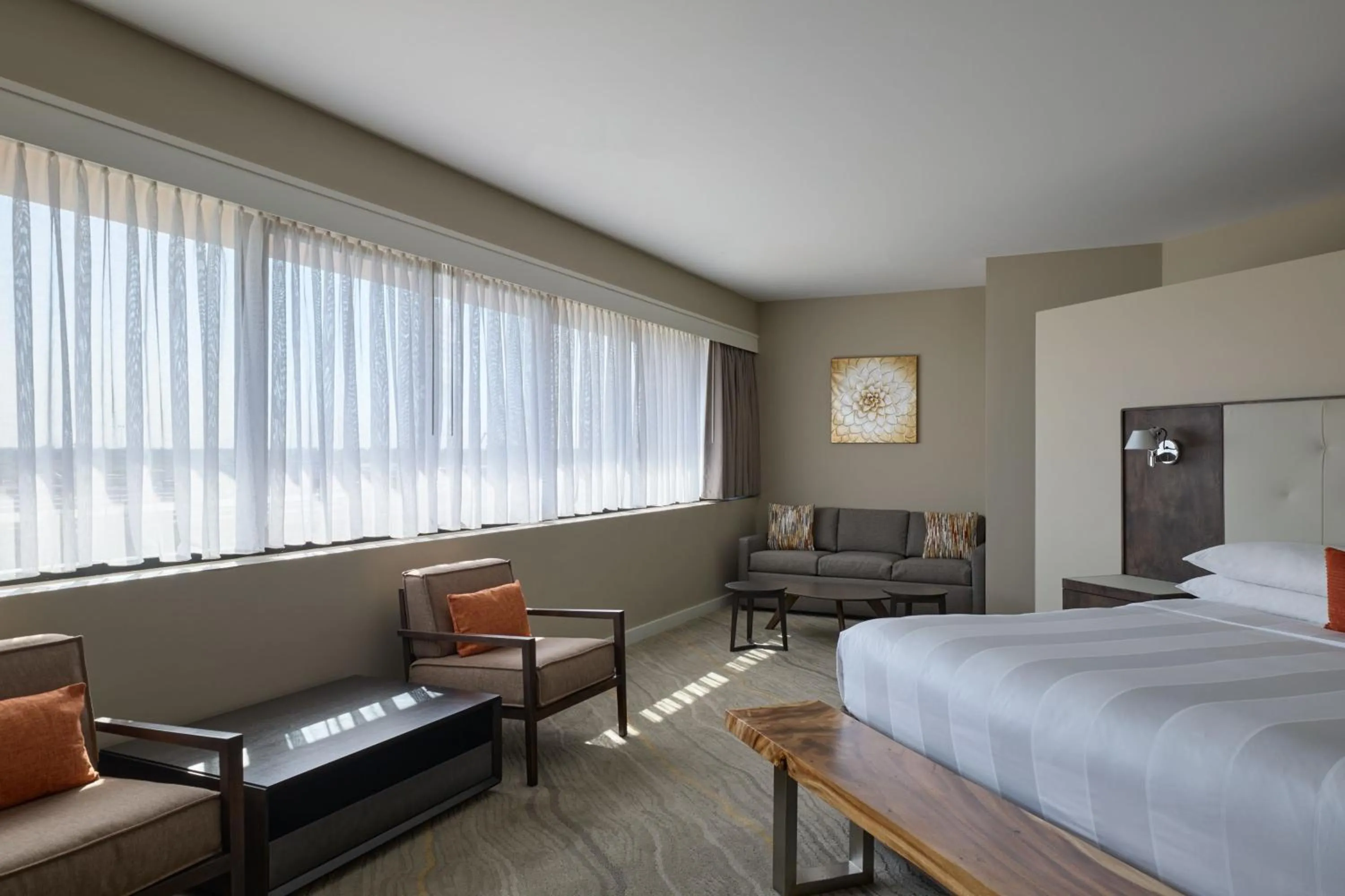 Photo of the whole room, Bed in Phoenix Marriott Resort Tempe at The Buttes