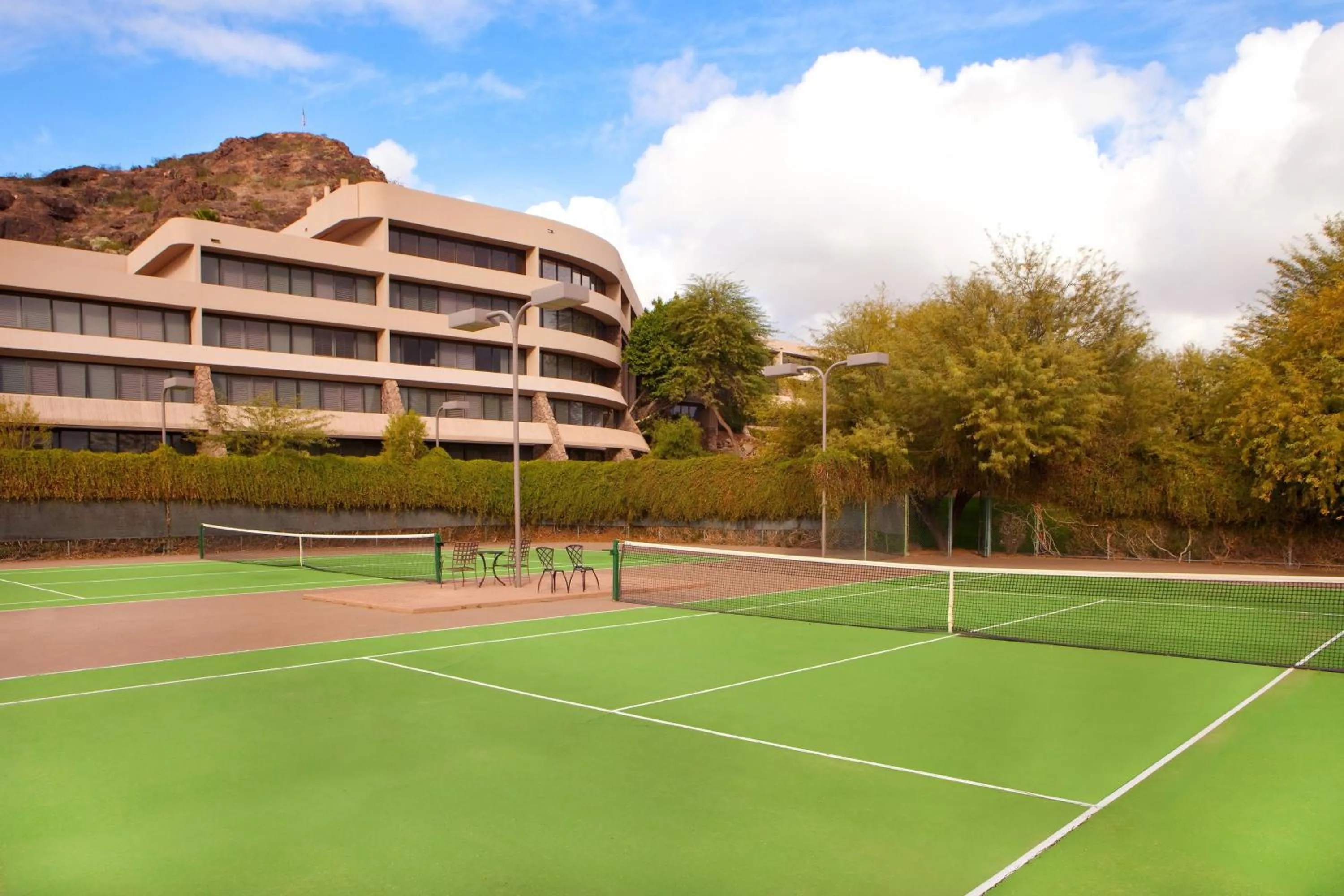 Tennis court in Phoenix Marriott Resort Tempe at The Buttes