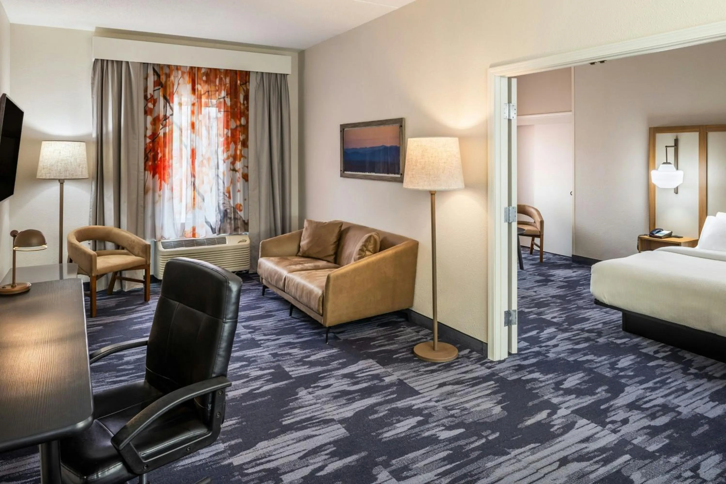 Living room, Bed in Fairfield Inn & Suites Butler