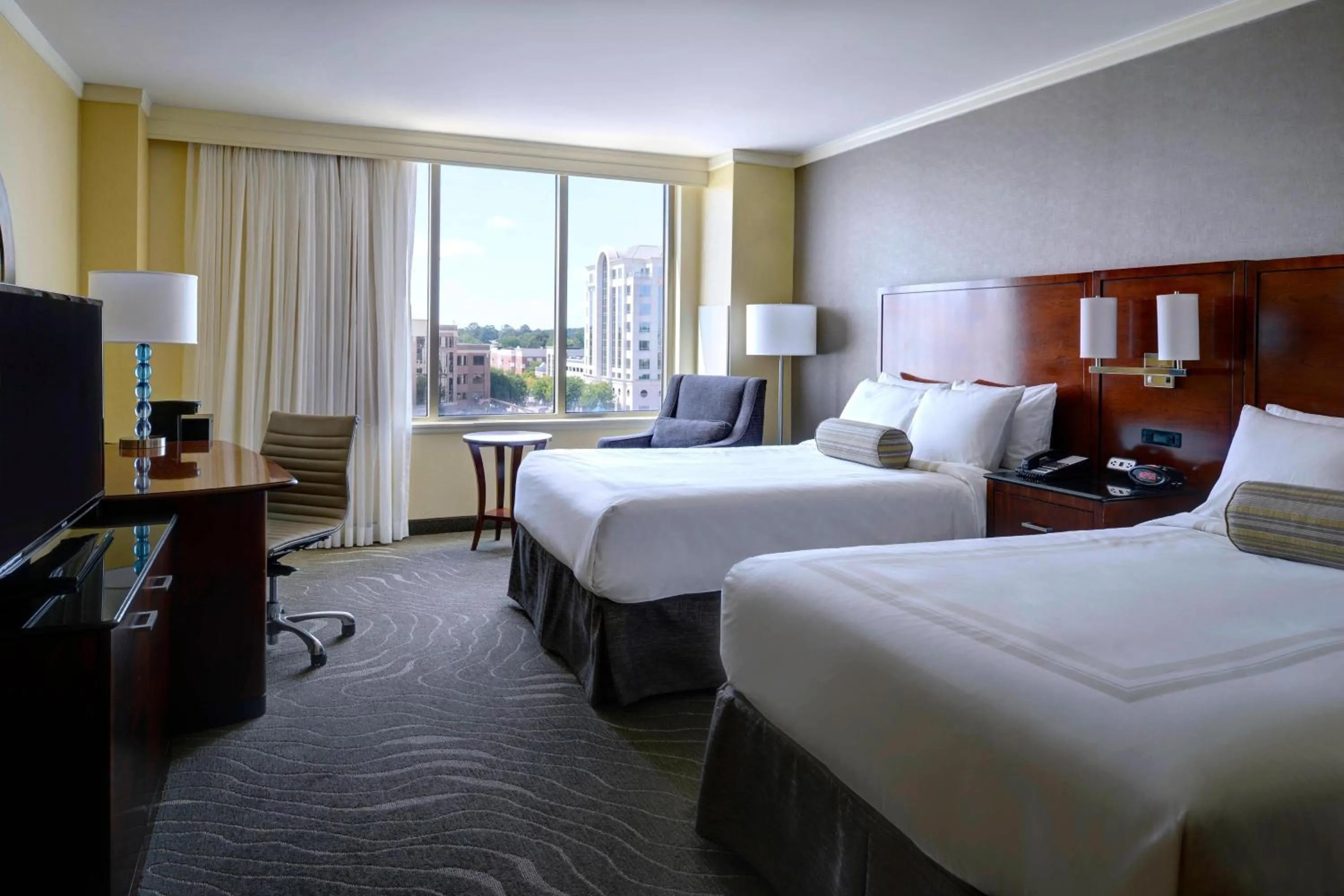 Photo of the whole room, Bed in Newport News Marriott at City Center