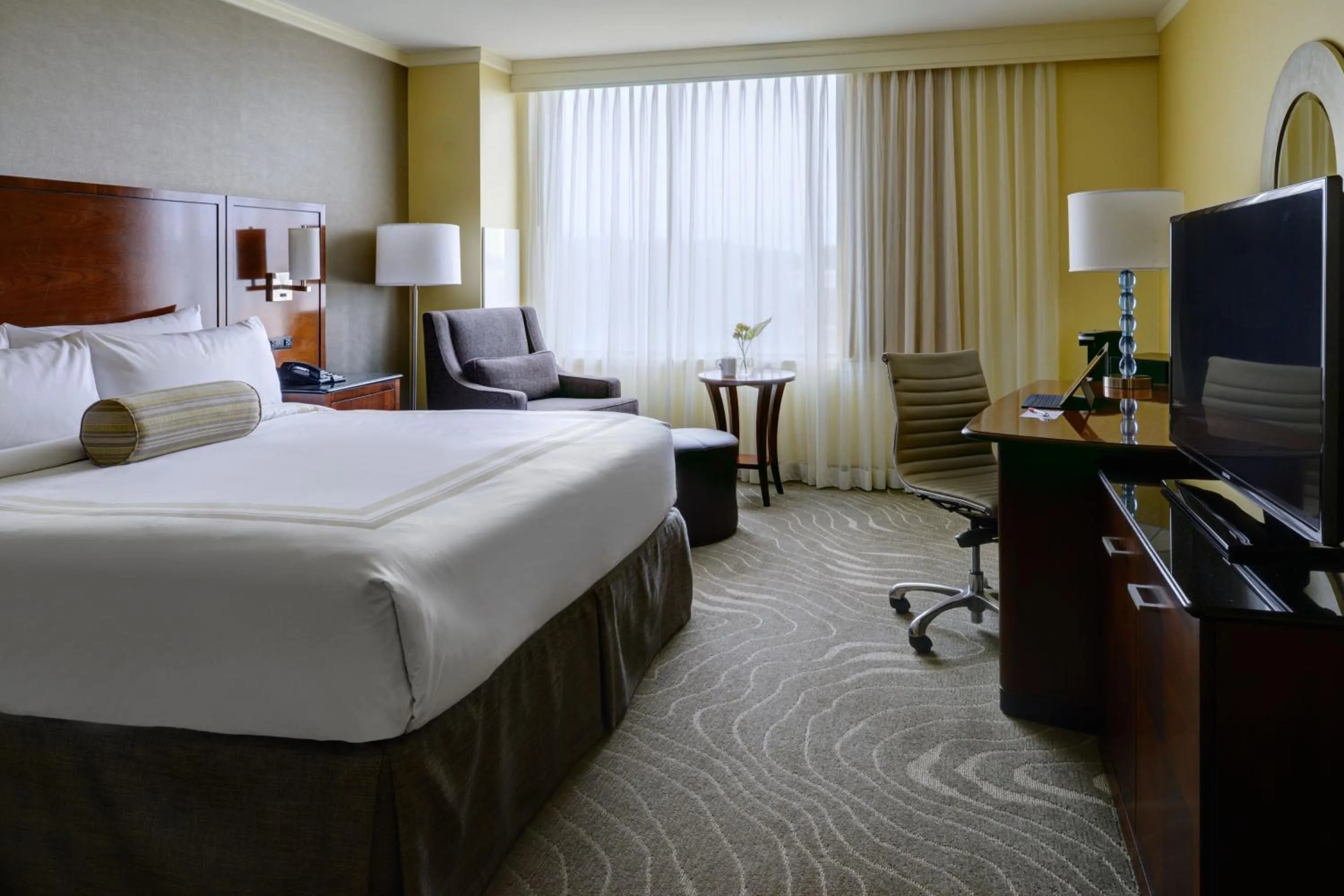 Photo of the whole room, Bed in Newport News Marriott at City Center