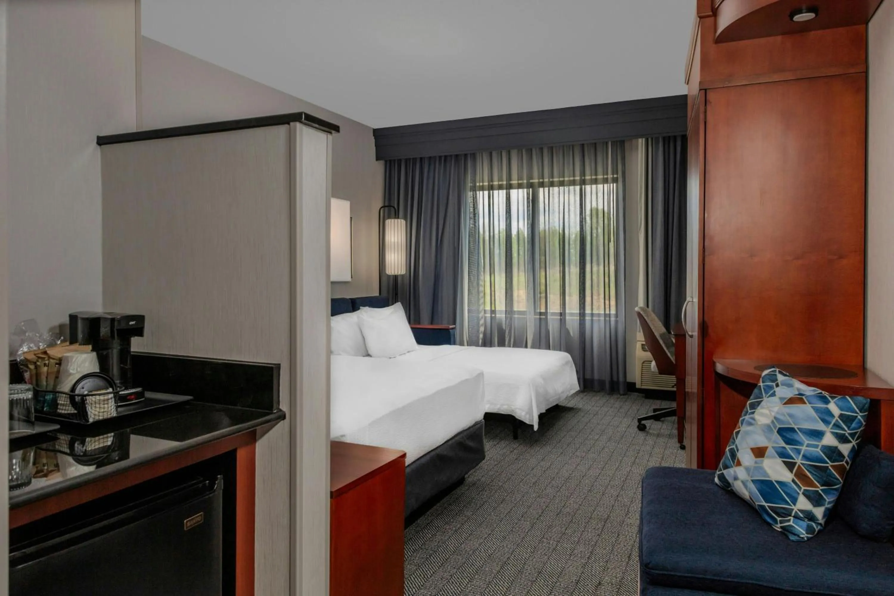 Photo of the whole room, Bed in Courtyard Pittsburgh Greensburg