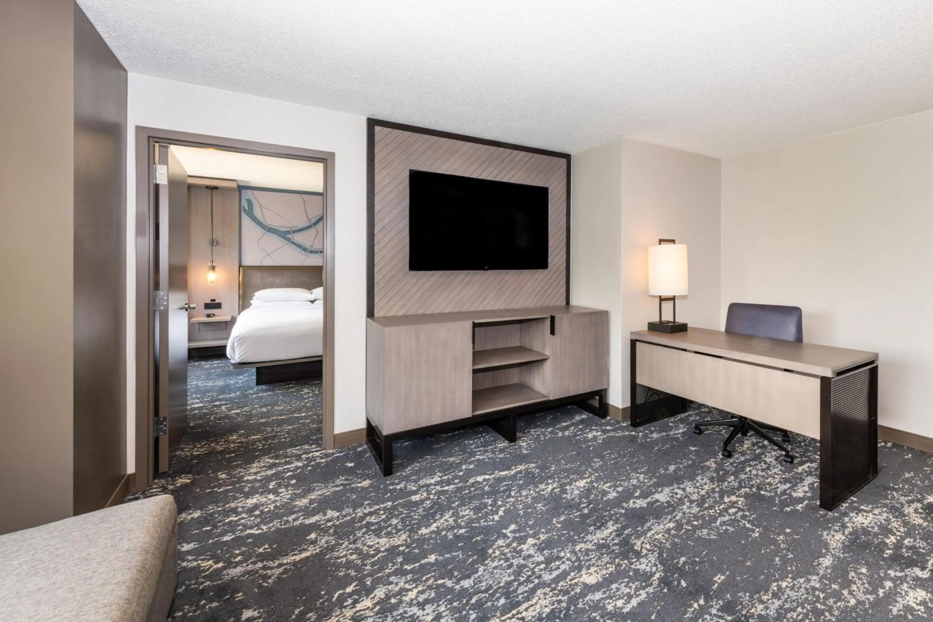 Living room, Bed in Pittsburgh Airport Marriott