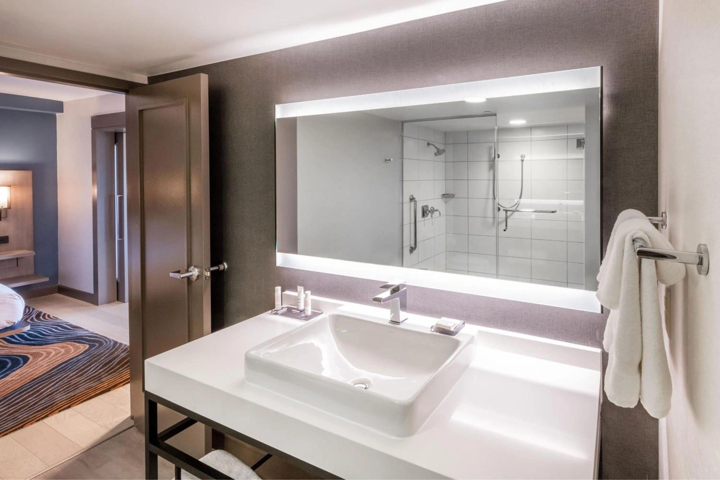 Bathroom, Bed in Pittsburgh Airport Marriott