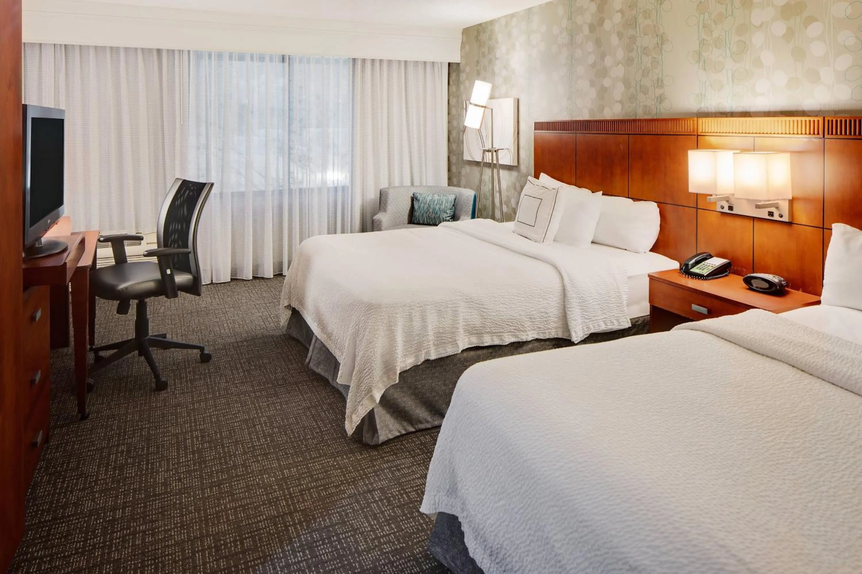 Photo of the whole room, Bed in Courtyard by Marriott Pittsburgh West Homestead Waterfront