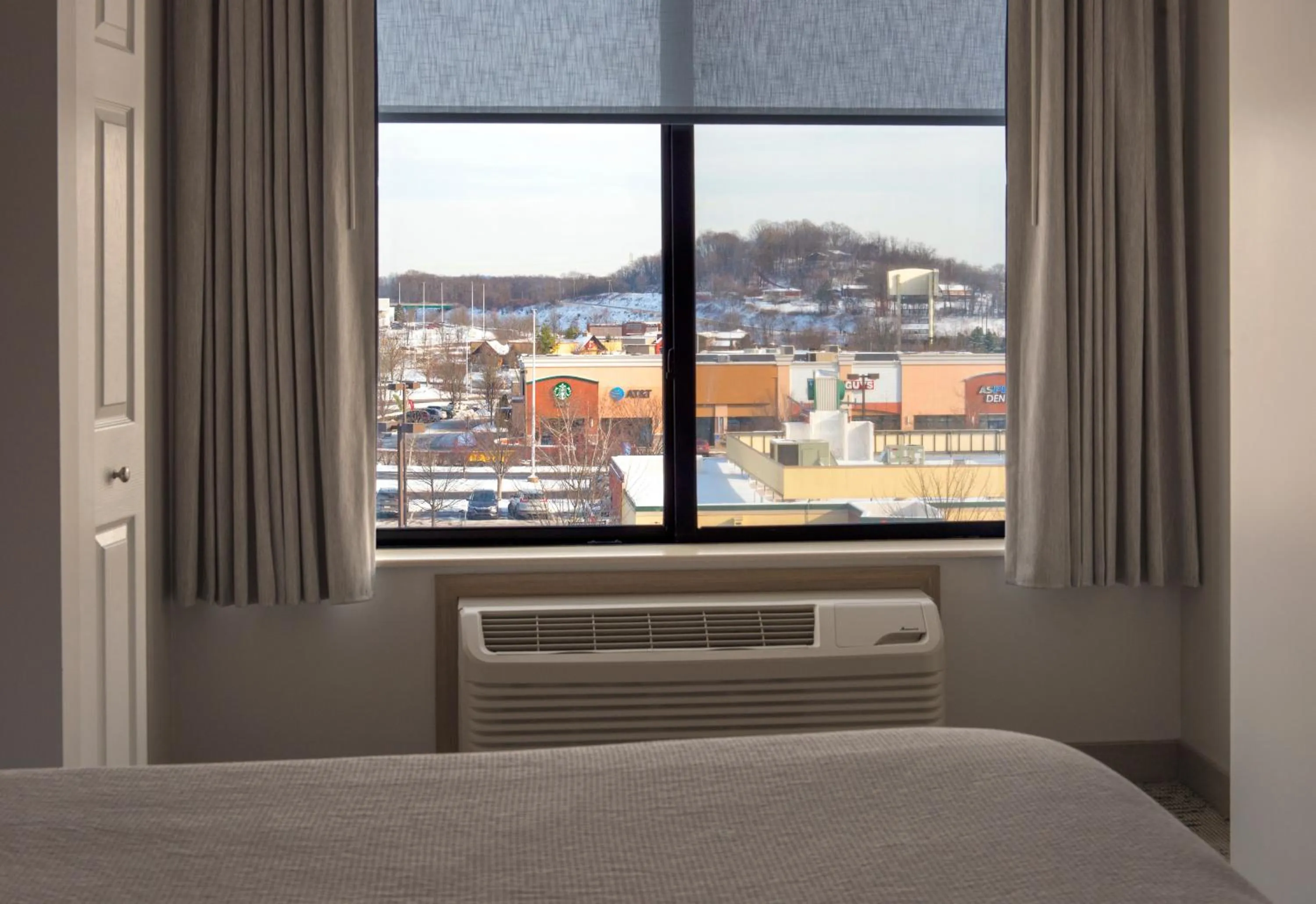View (from property/room), Bed in SpringHill Suites Pittsburgh Mills