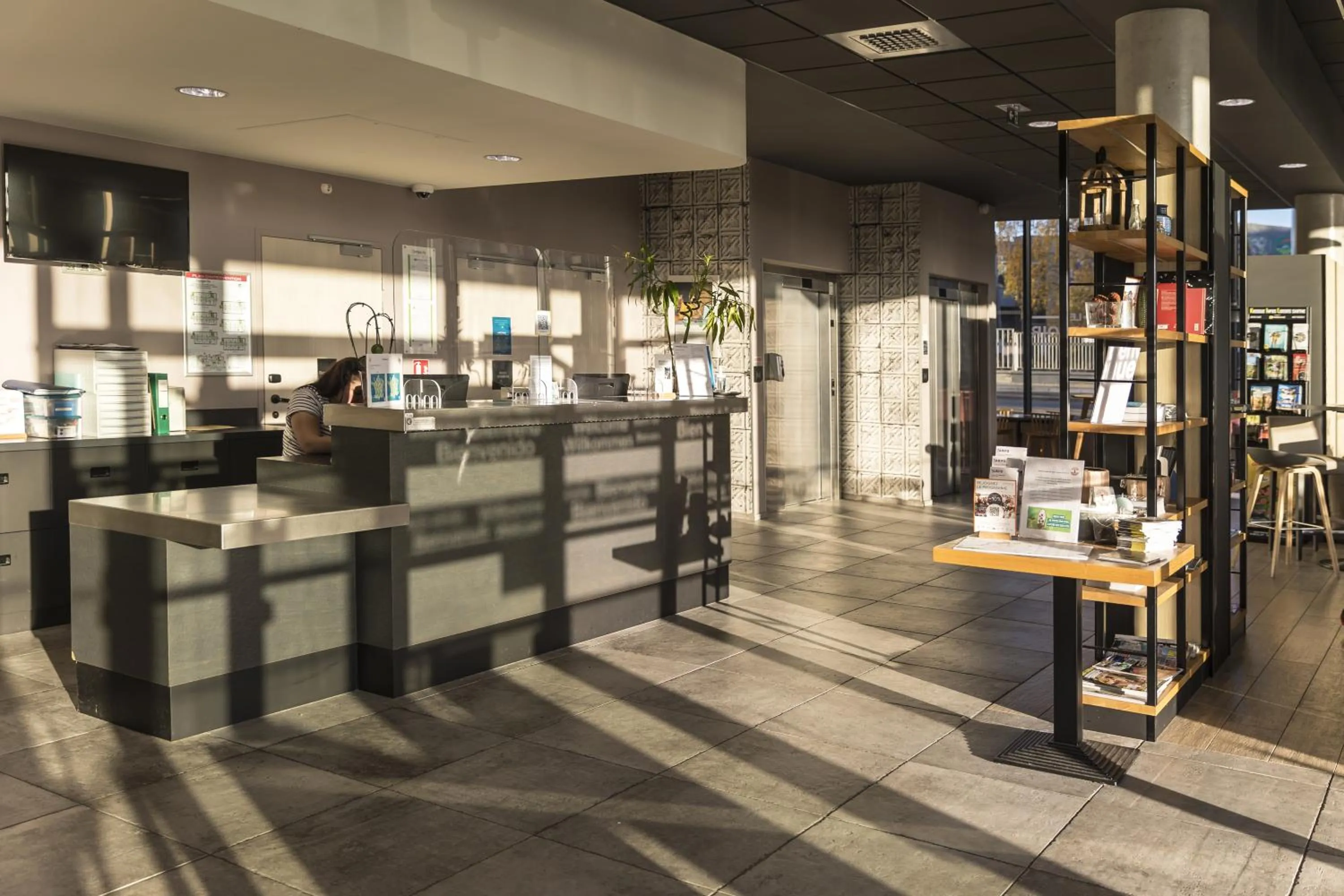 Lobby or reception in Campanile Le Mans Centre - Gare