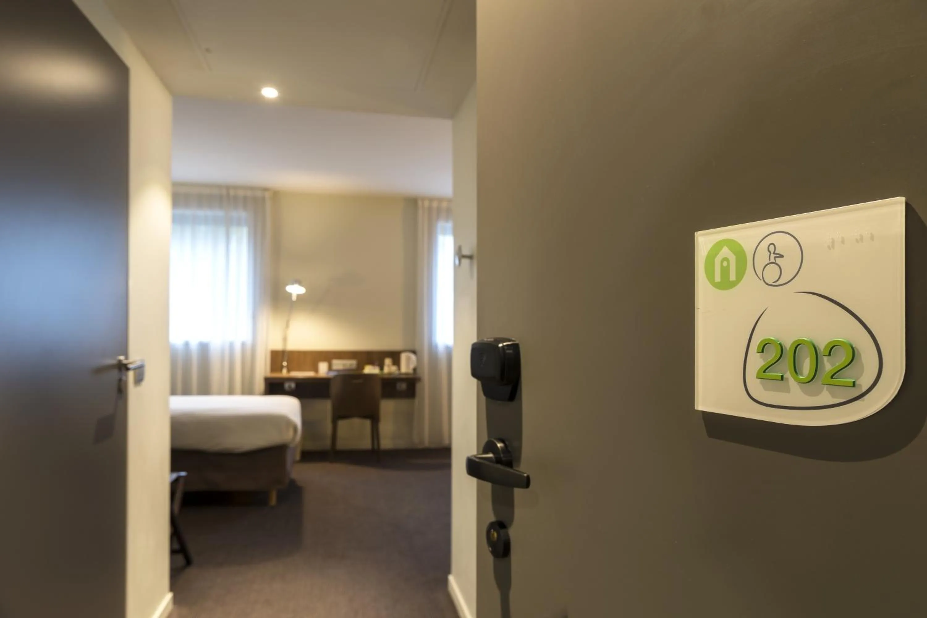 Bedroom, Bed in Campanile Le Mans Centre - Gare