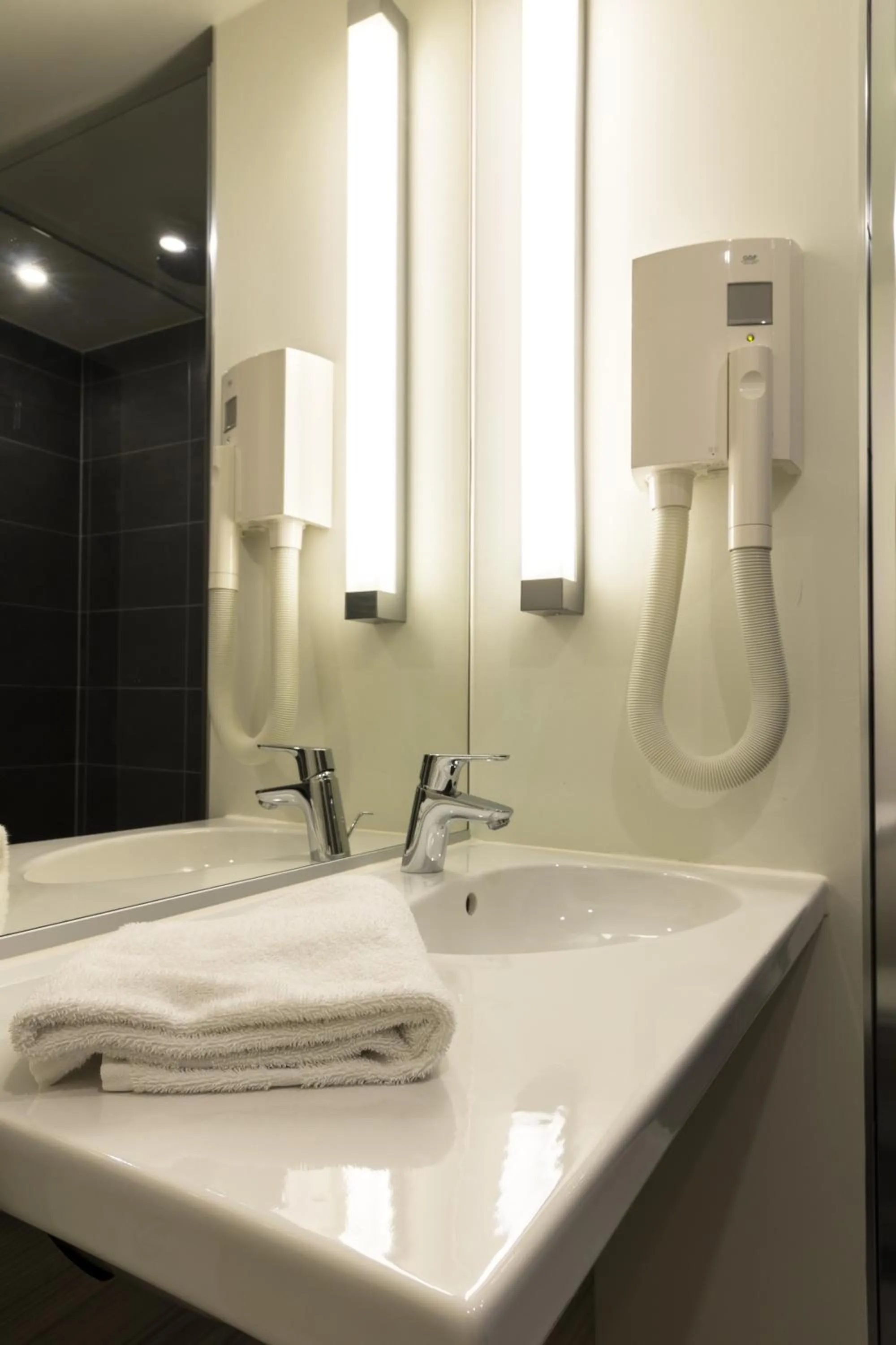 Bathroom in Campanile Le Mans Centre - Gare