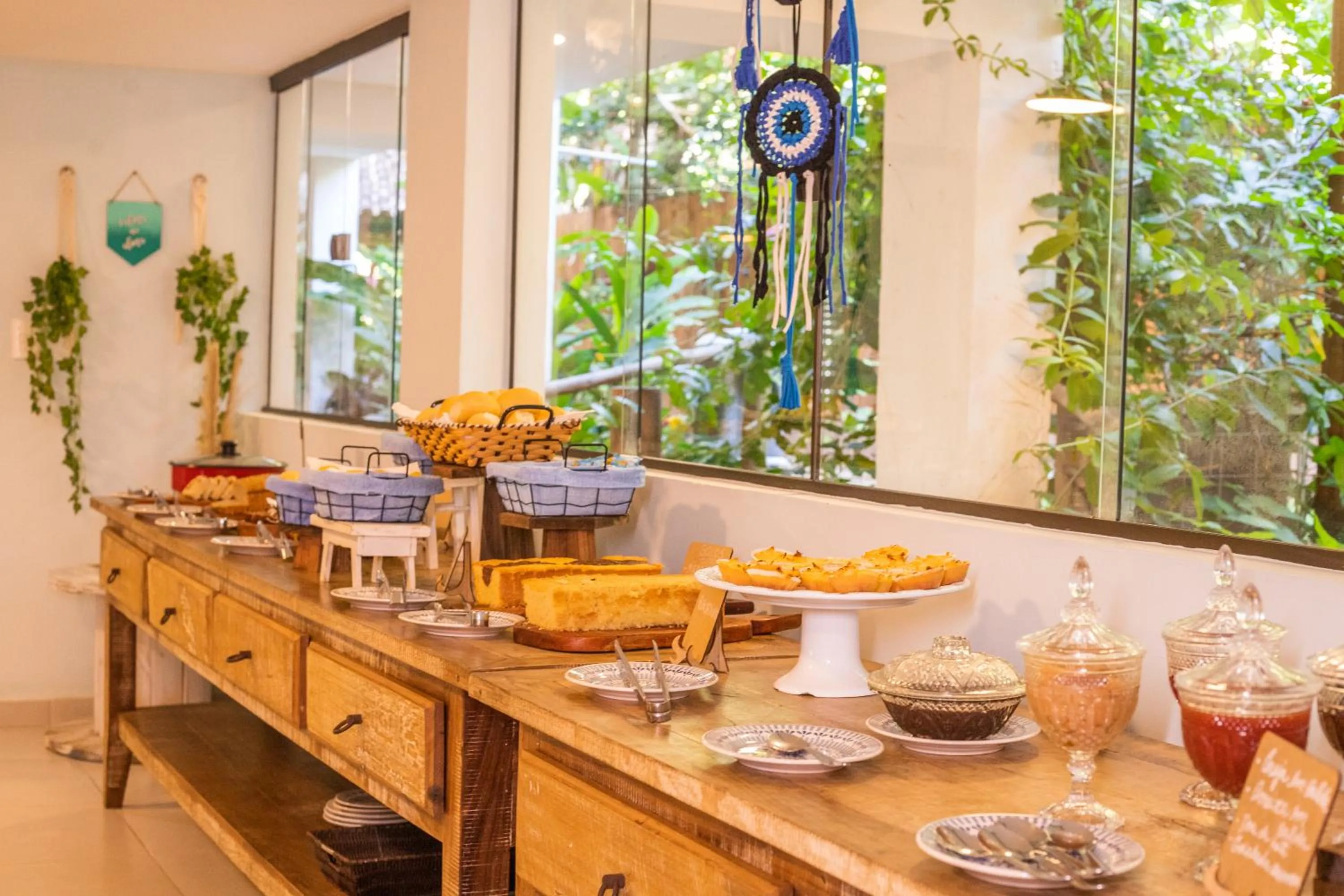 Buffet breakfast in Pousada Vila do Dengo