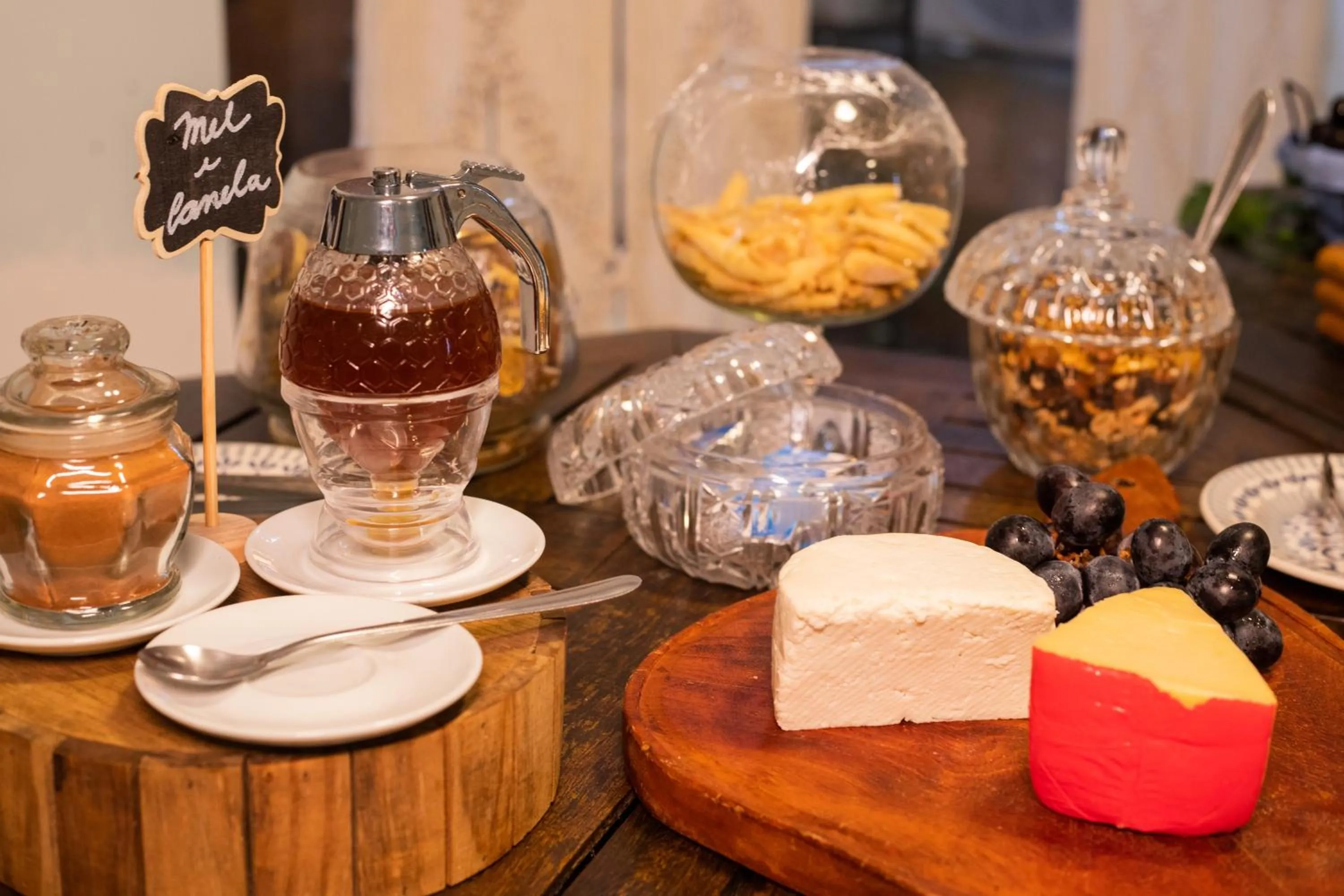 Buffet breakfast in Pousada Vila do Dengo