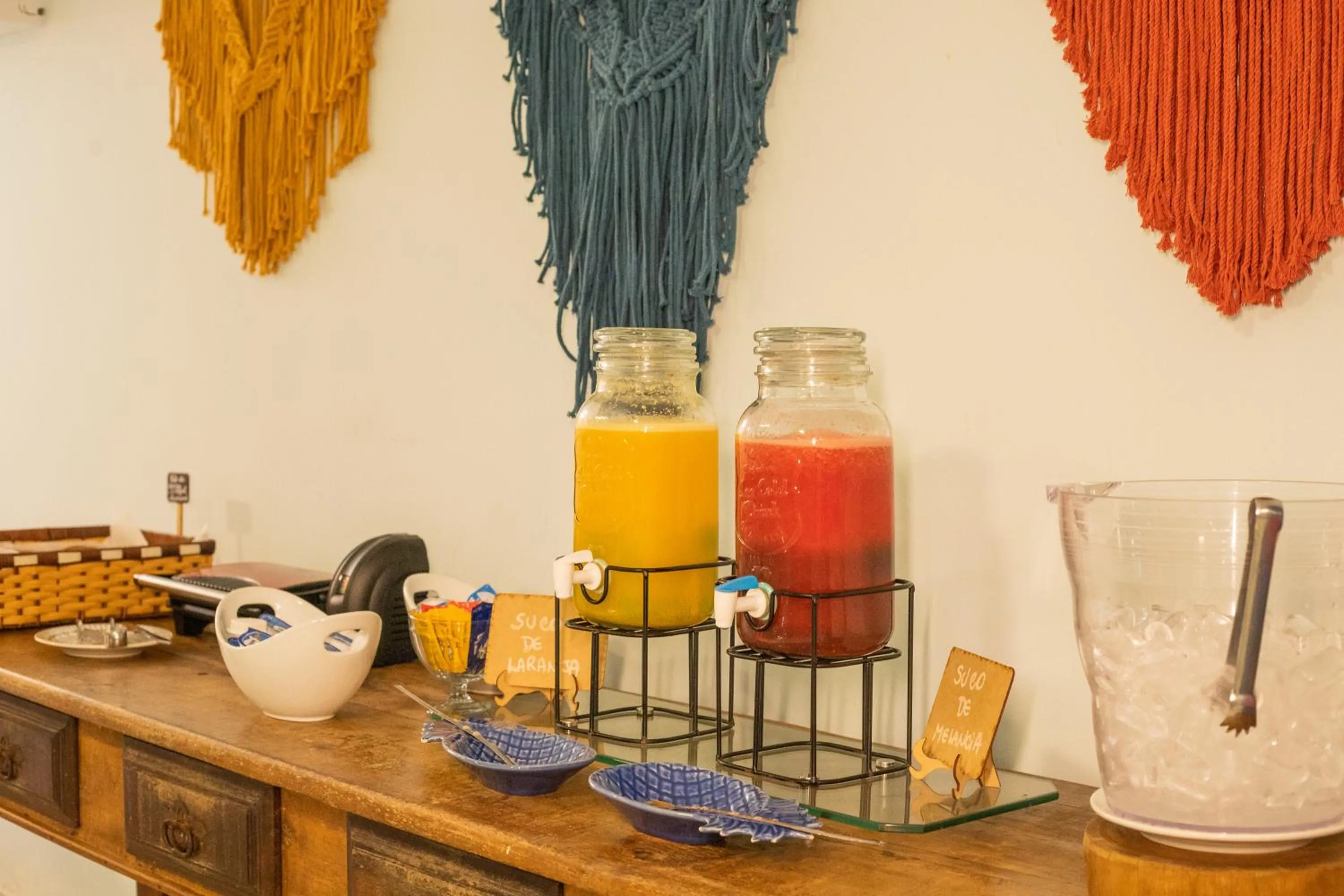 Buffet breakfast in Pousada Vila do Dengo