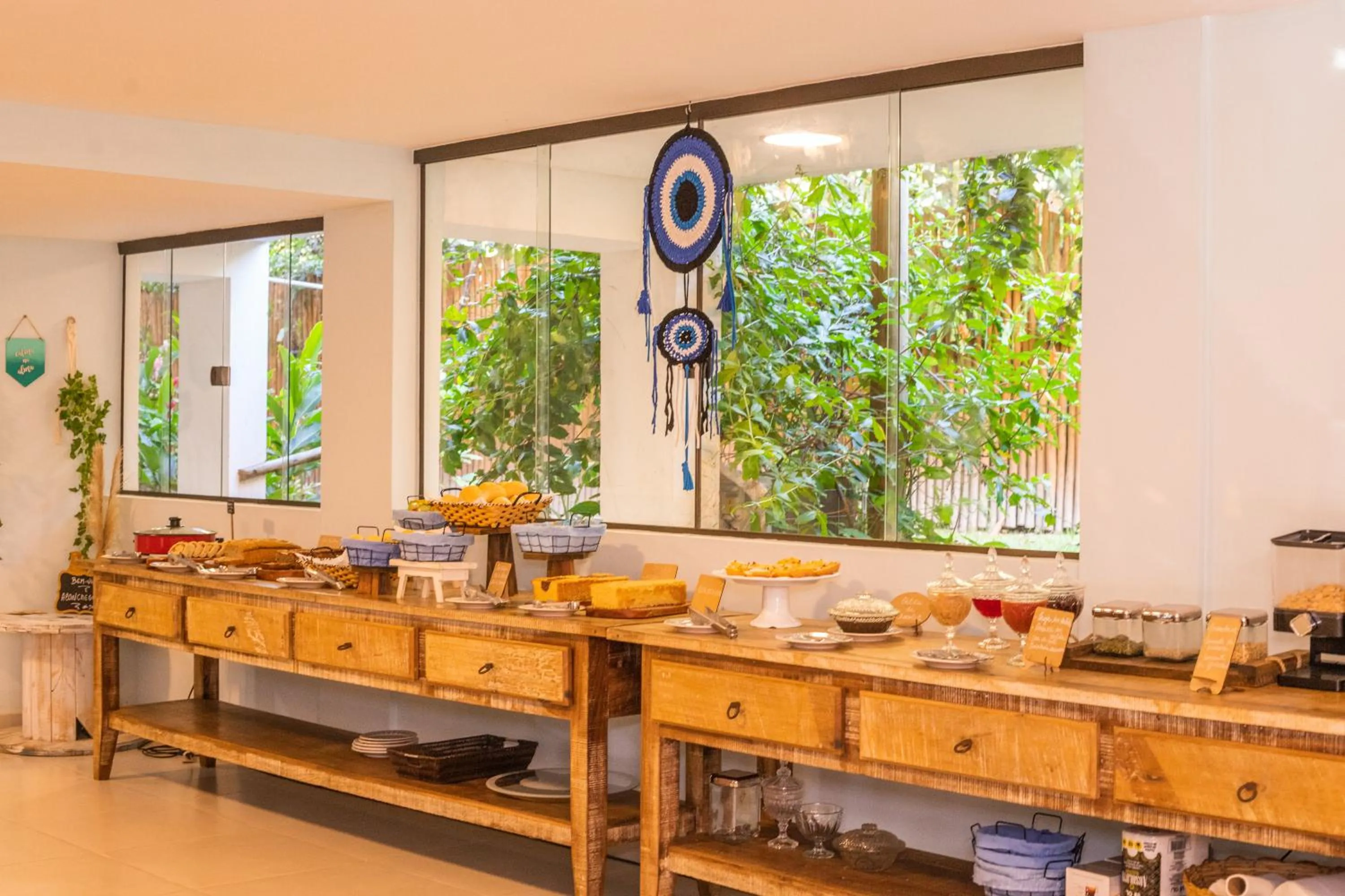 Buffet breakfast in Pousada Vila do Dengo