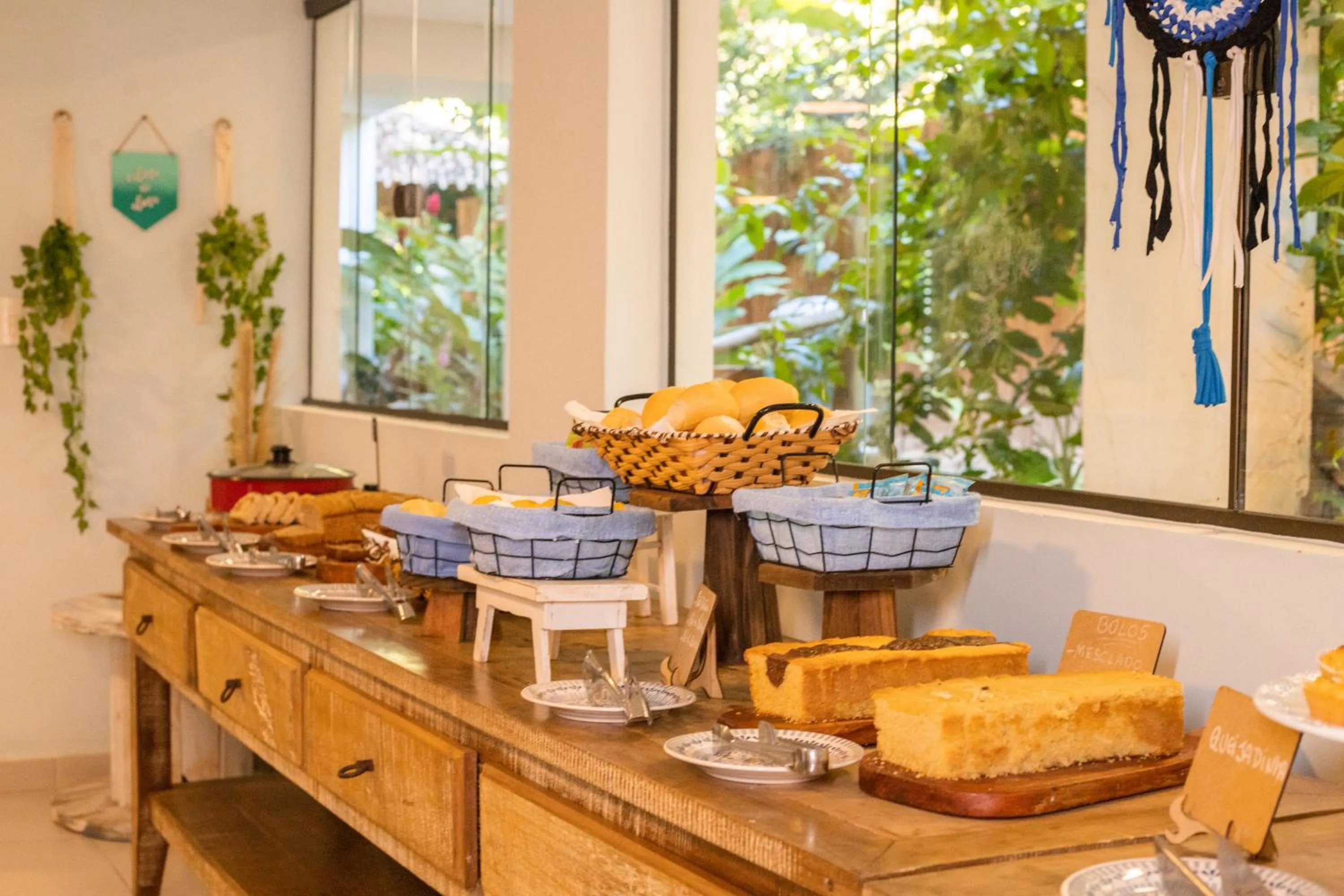 Buffet breakfast in Pousada Vila do Dengo