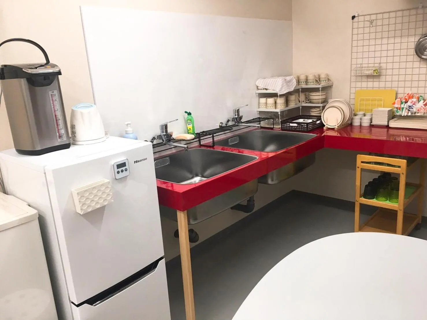 Communal kitchen in Hostel Mallika