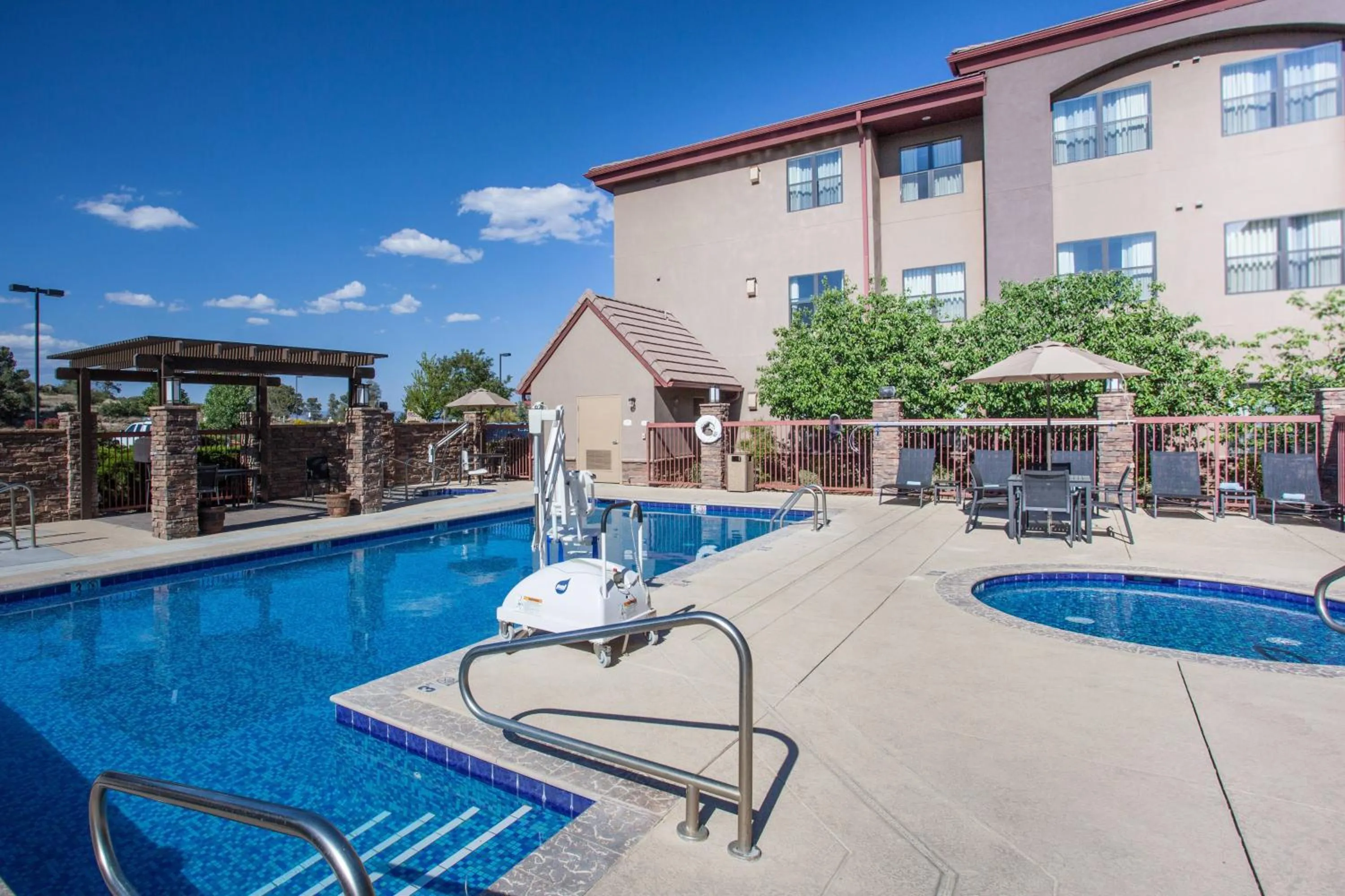 Swimming pool in Residence Inn Prescott