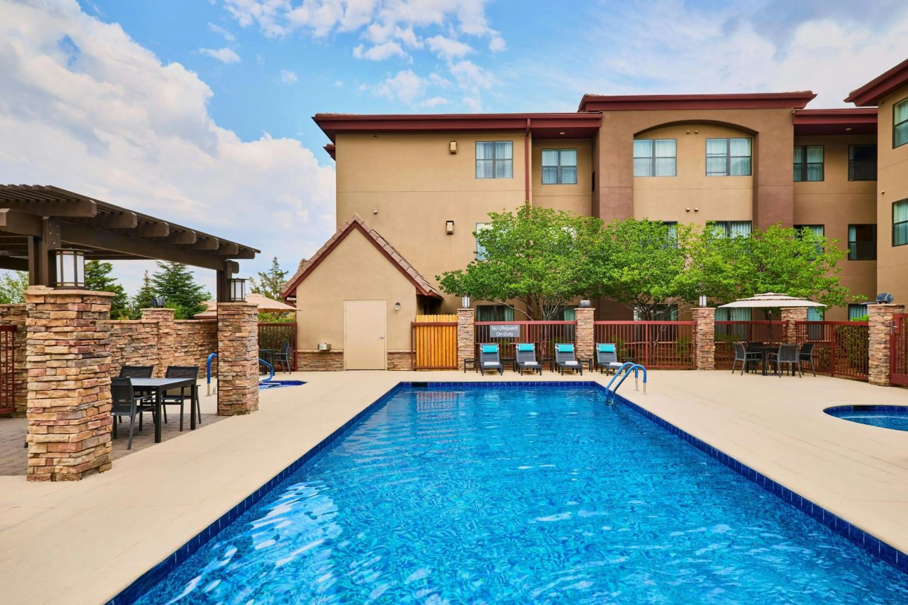 Swimming pool in Residence Inn Prescott