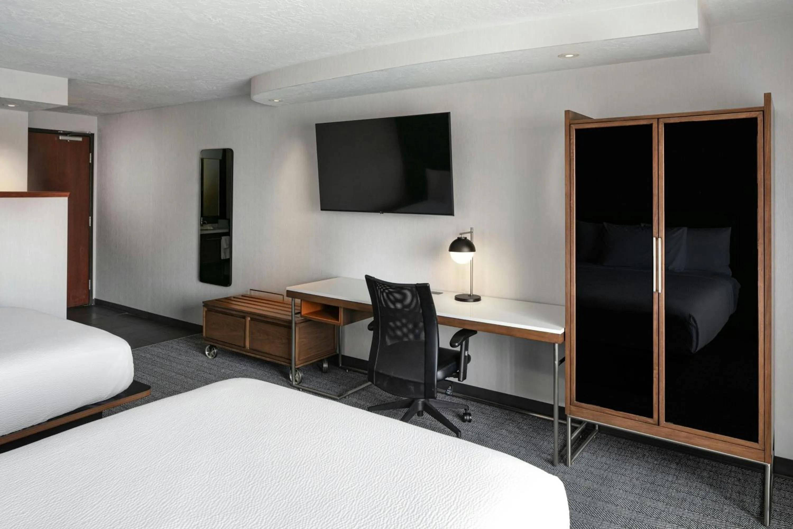 Photo of the whole room, Bed in Courtyard Richland Columbia Point